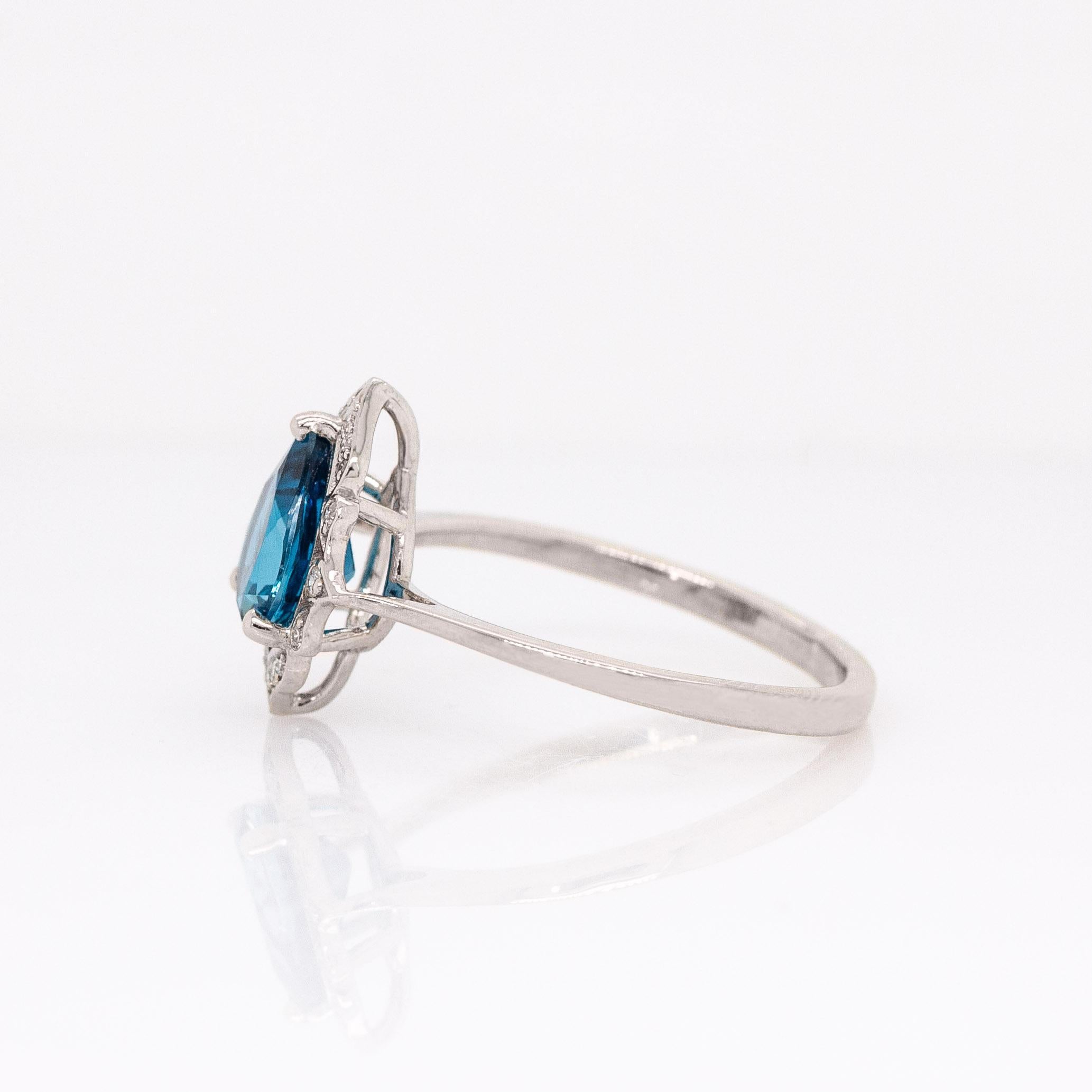 Anello con topazio blu di Londra da 1,7 carati e diamanti naturali: Oro bianco massiccio 14k, 9x7mm In condizioni Nuovo in vendita a Columbus, OH