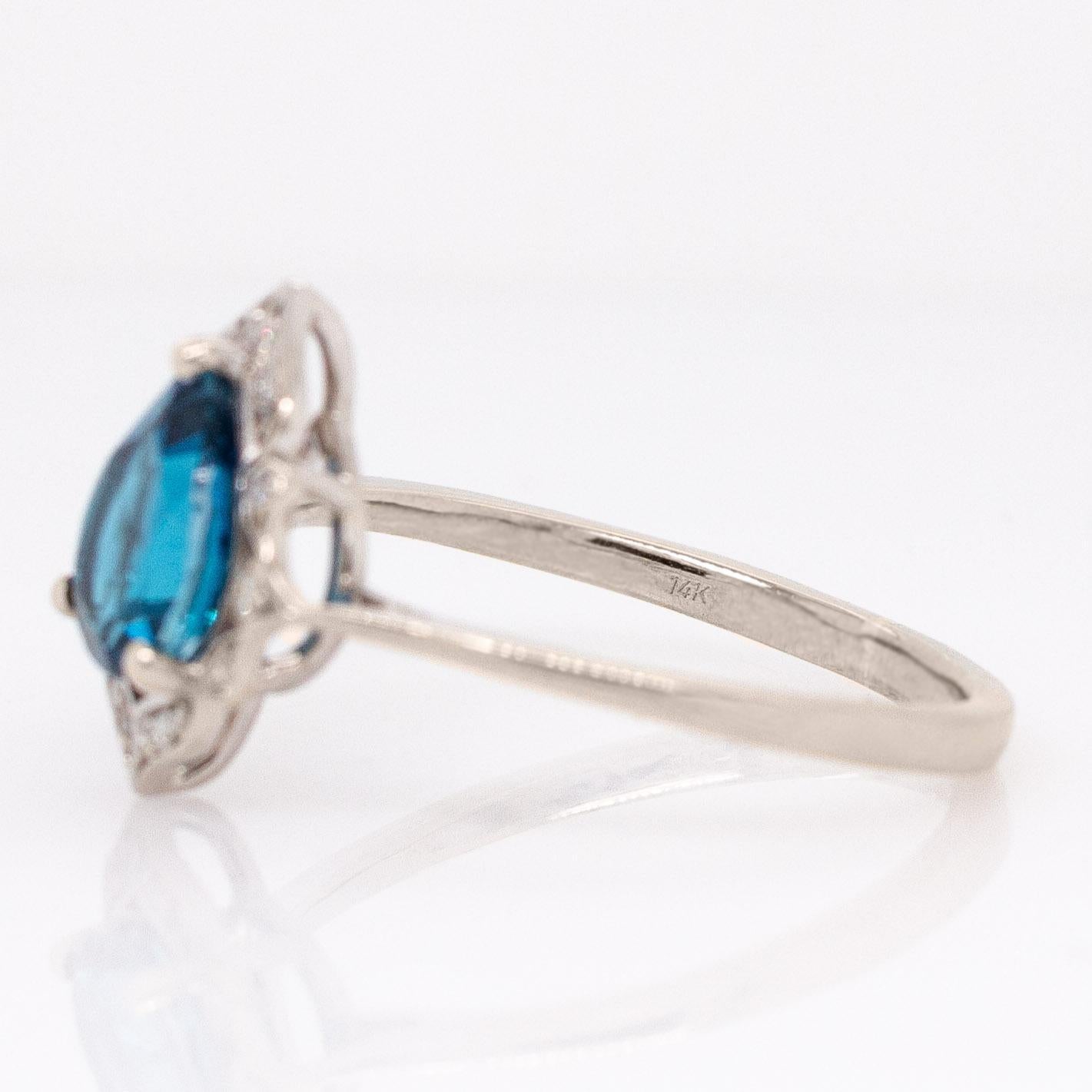 Anello con topazio blu di Londra da 1,7 carati e diamanti naturali: Oro bianco massiccio 14k, 9x7mm in vendita 1