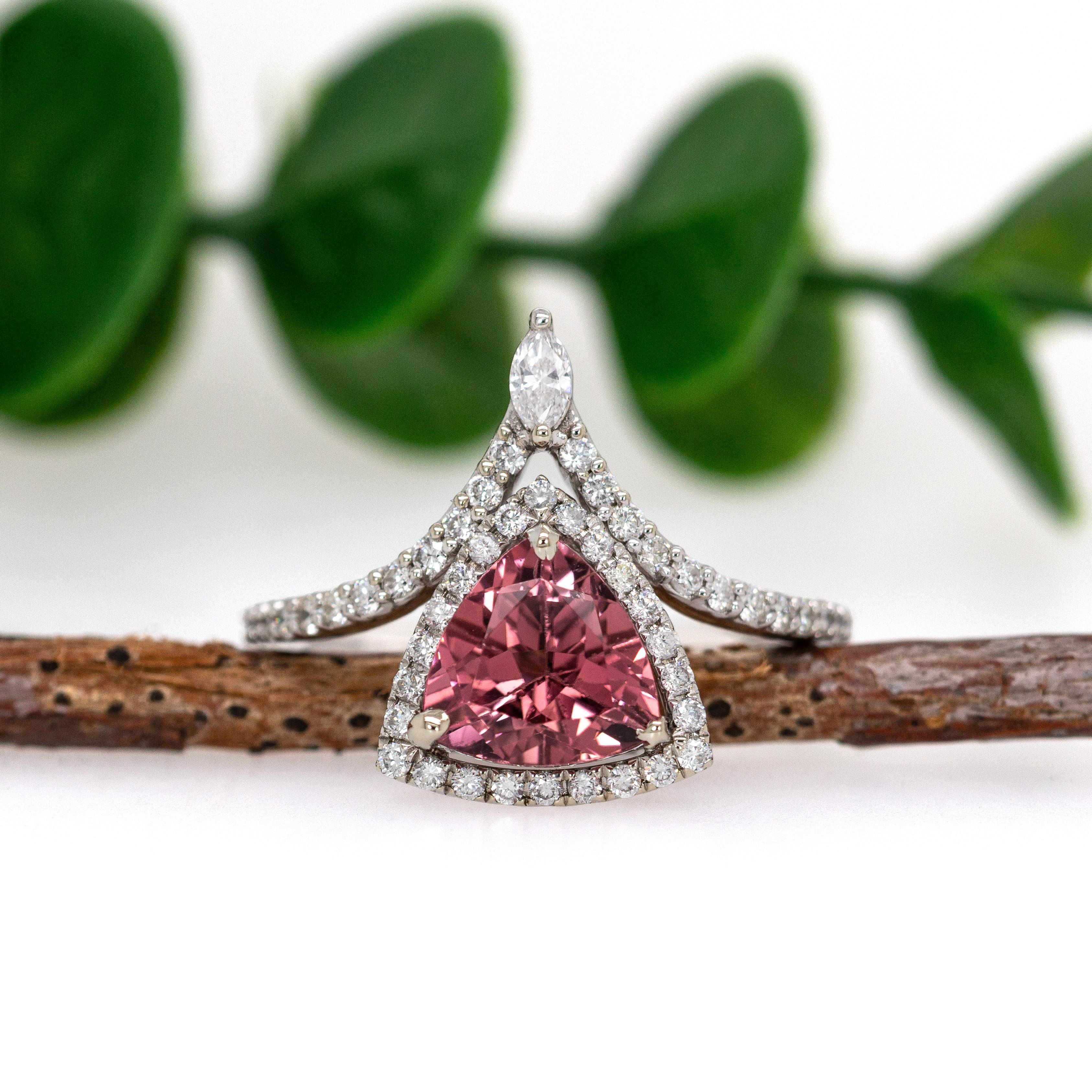 Contemporaneo Anello con tormalina rosa e diamanti estratti dalla terra da 1,7 carati in oro bianco massiccio 14 carati in vendita