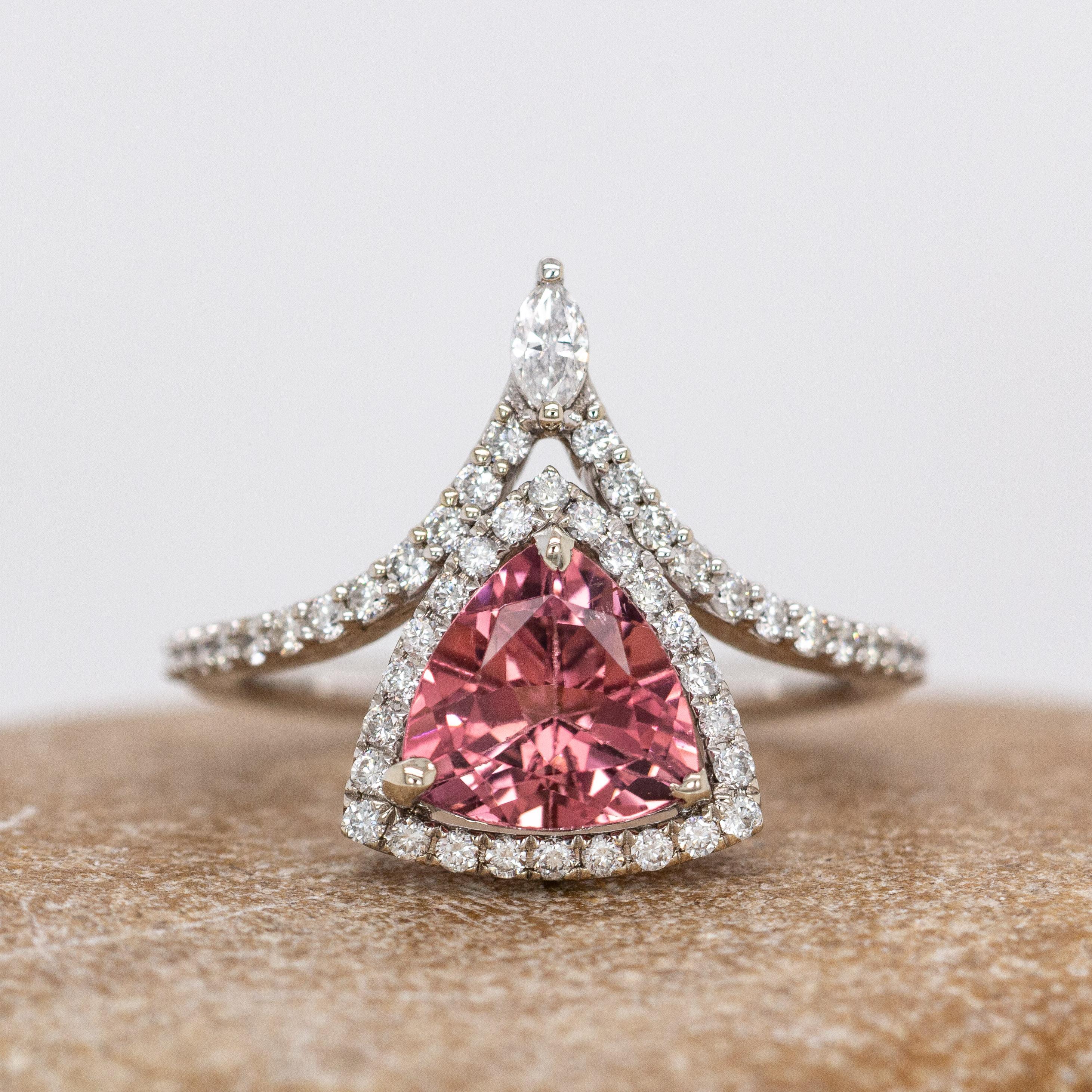 Taglio trillion Anello con tormalina rosa e diamanti estratti dalla terra da 1,7 carati in oro bianco massiccio 14 carati in vendita