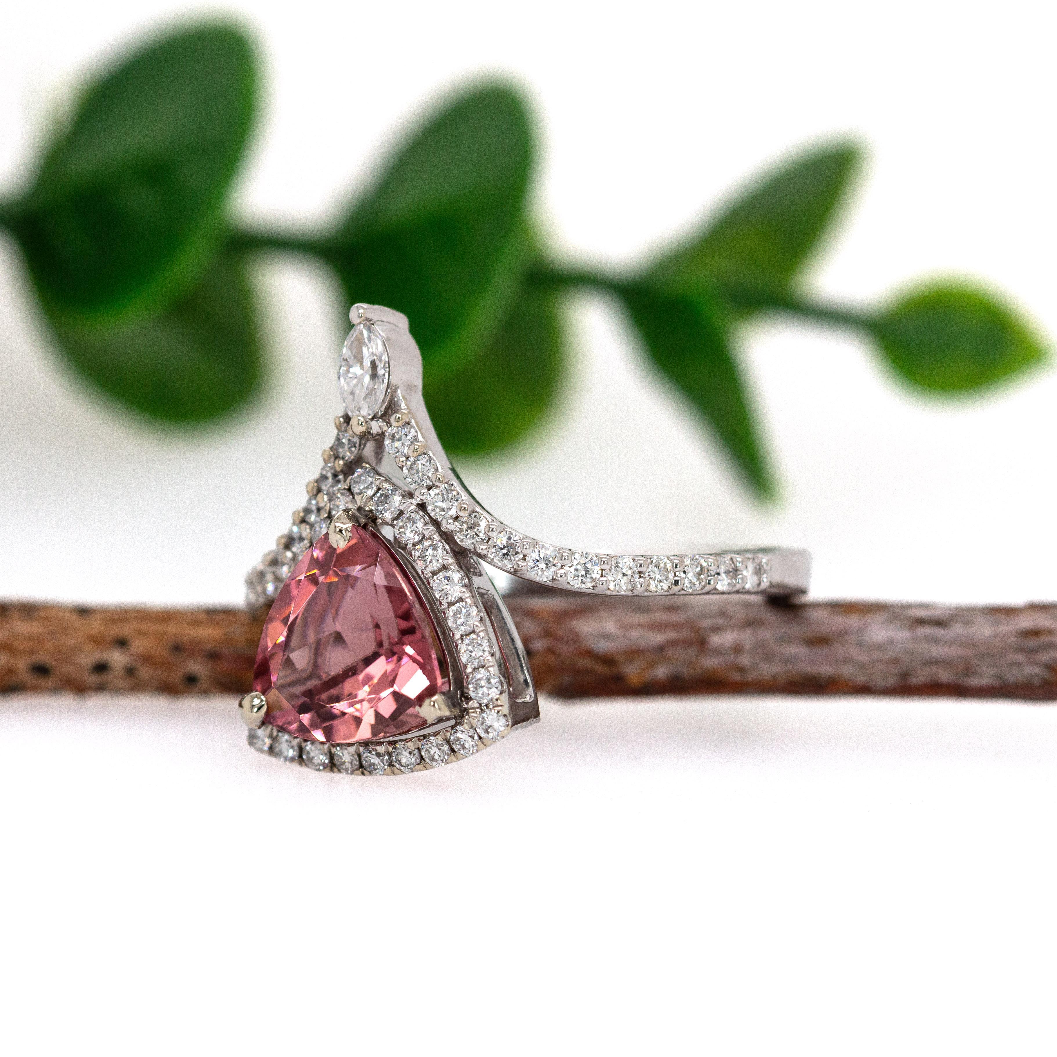 Anello con tormalina rosa e diamanti estratti dalla terra da 1,7 carati in oro bianco massiccio 14 carati In condizioni Nuovo in vendita a Columbus, OH