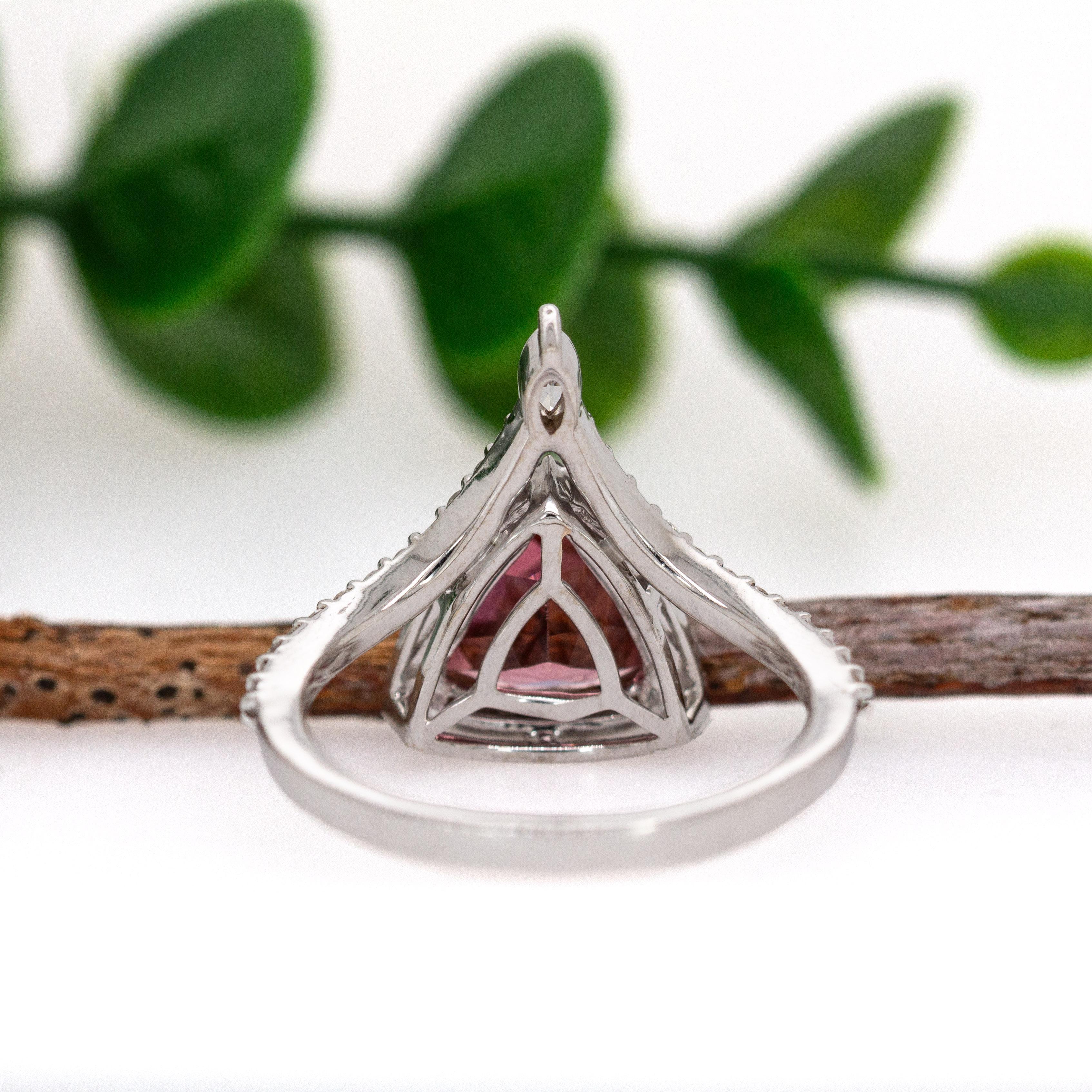 Anello con tormalina rosa e diamanti estratti dalla terra da 1,7 carati in oro bianco massiccio 14 carati in vendita 1