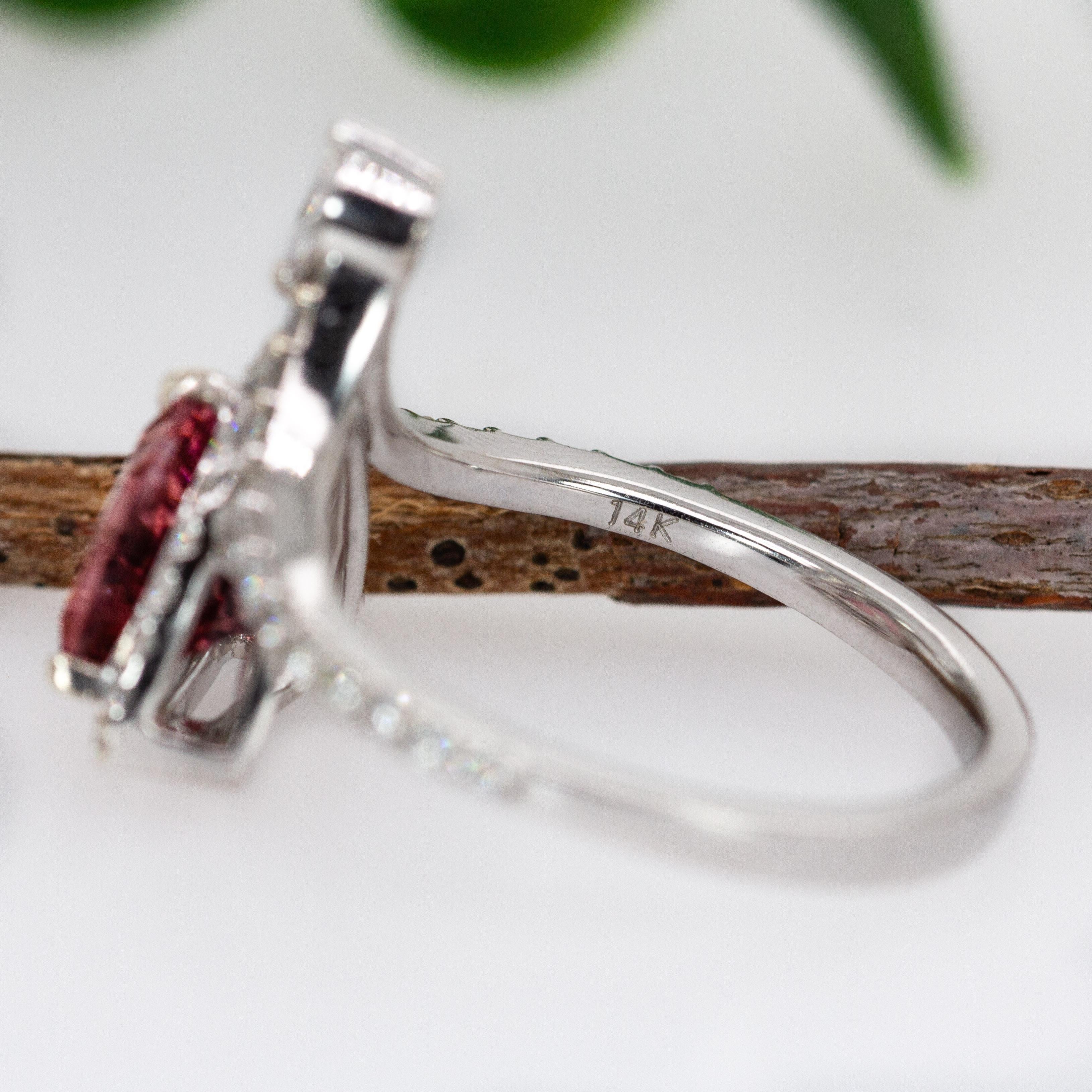 Anello con tormalina rosa e diamanti estratti dalla terra da 1,7 carati in oro bianco massiccio 14 carati in vendita 2
