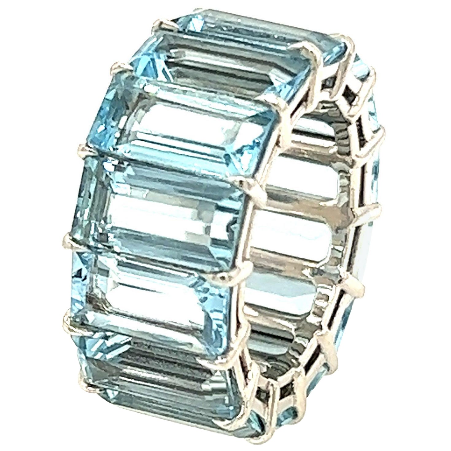 Eternity-Ring aus Platin mit Aquamarin im Smaragdschliff, 17cttw im Angebot