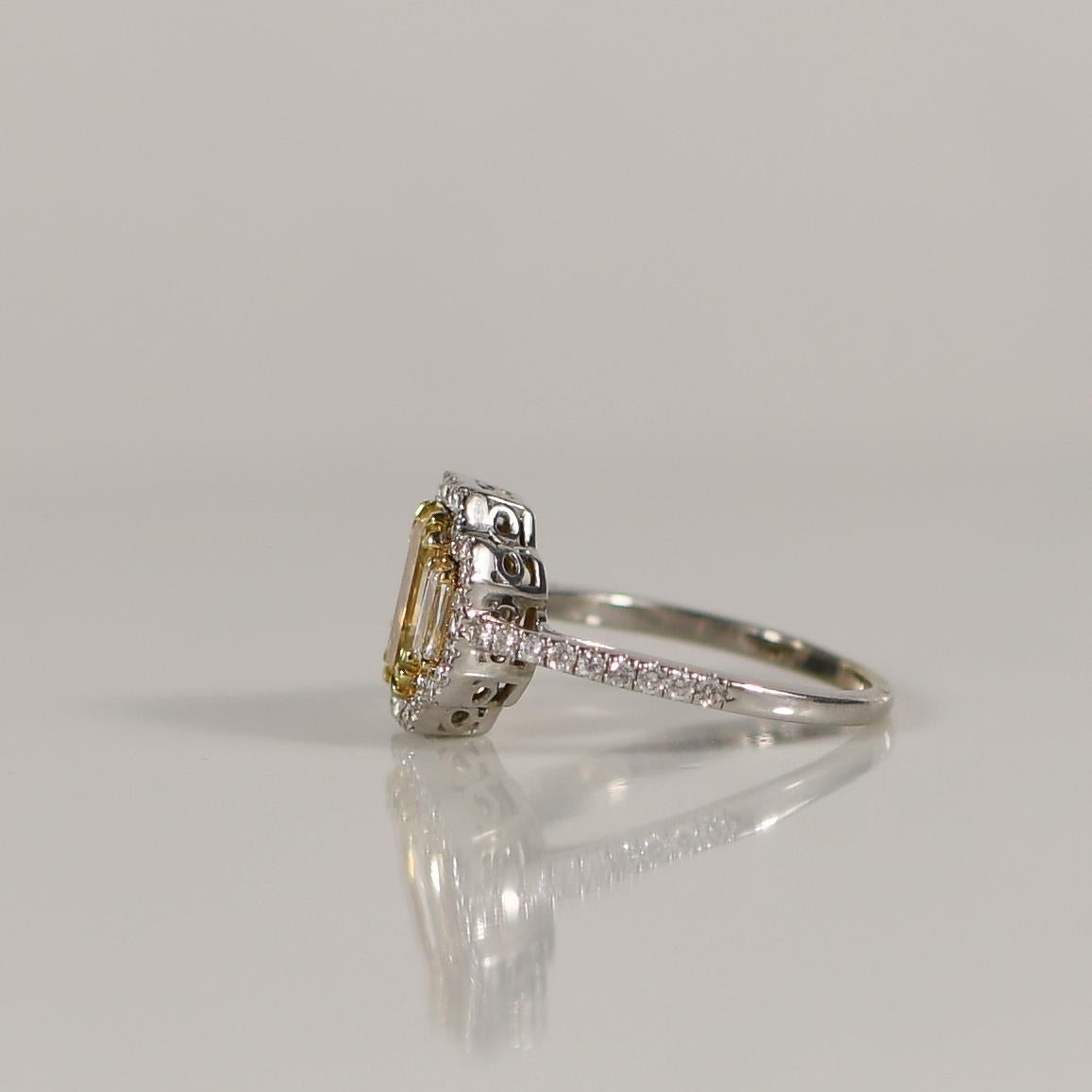1.7 Karat natürlicher gelber Diamant-Halo-Ring aus 18 Karat Weißgold mit 3 Steinen im Criss-Schliff (Smaragdschliff) im Angebot
