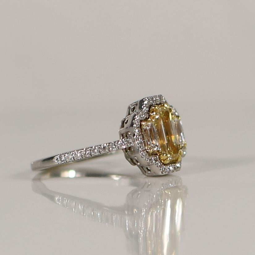 1.7 Karat natürlicher gelber Diamant-Halo-Ring aus 18 Karat Weißgold mit 3 Steinen im Criss-Schliff im Zustand „Gut“ im Angebot in Addison, TX