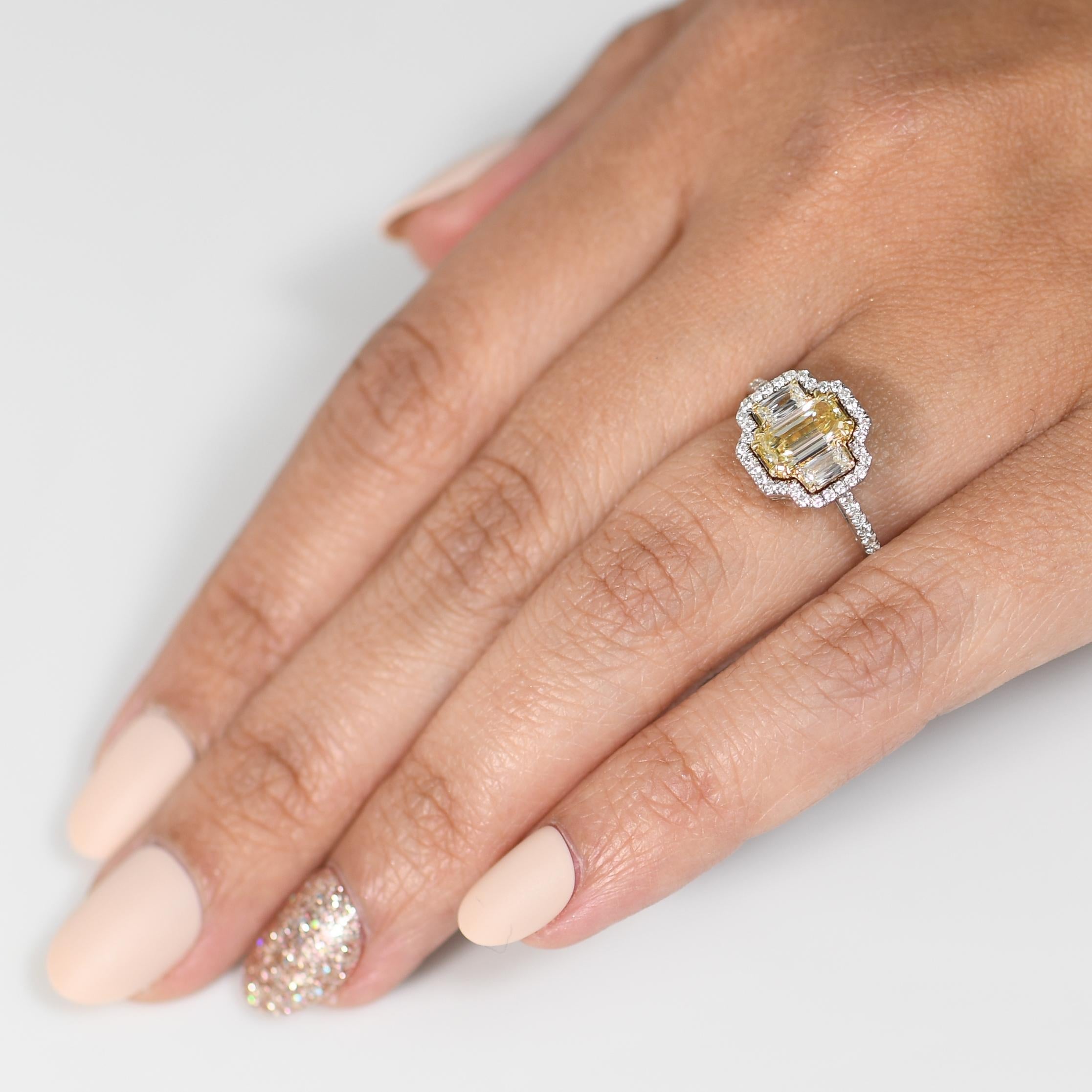 1.7 Karat natürlicher gelber Diamant-Halo-Ring aus 18 Karat Weißgold mit 3 Steinen im Criss-Schliff Damen im Angebot
