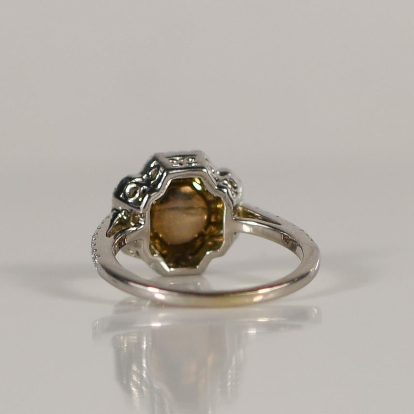 1.7 Karat natürlicher gelber Diamant-Halo-Ring aus 18 Karat Weißgold mit 3 Steinen im Criss-Schliff im Angebot 1