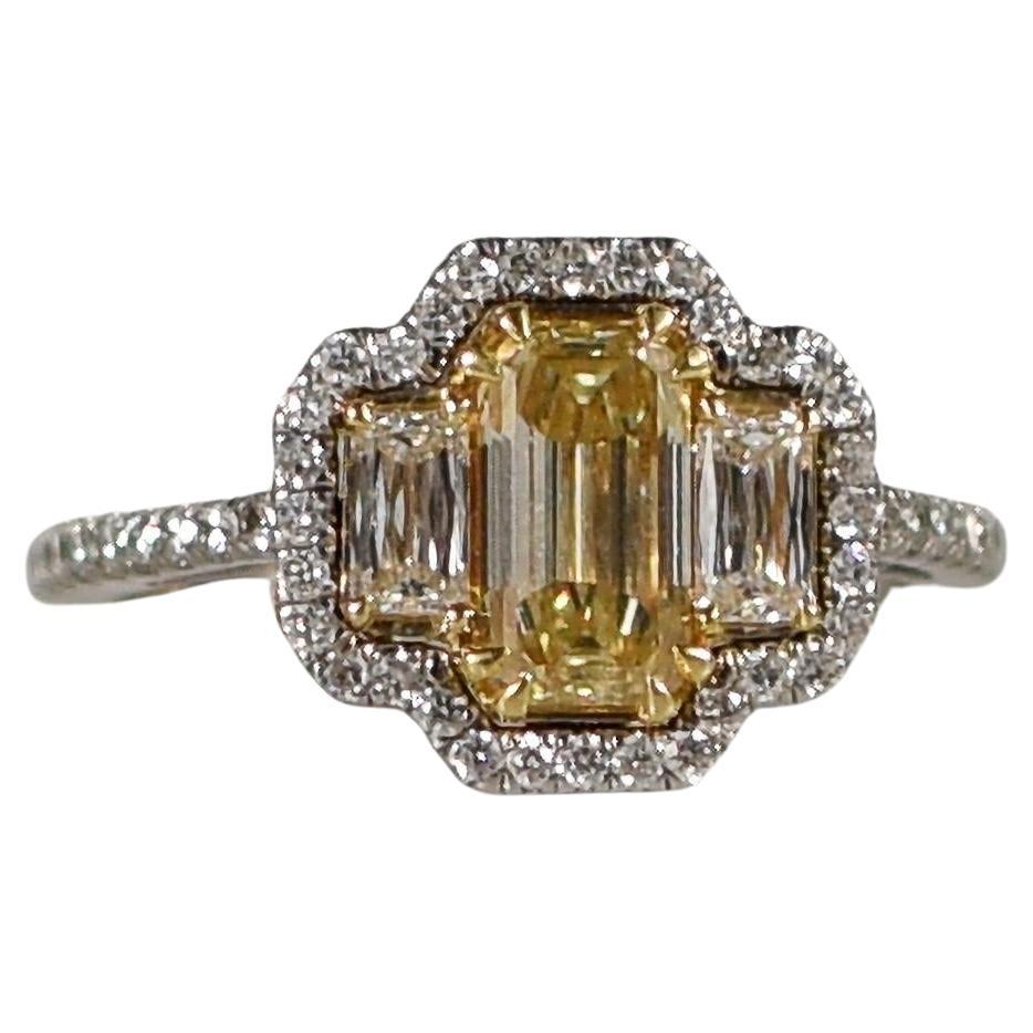 1.7 Karat natürlicher gelber Diamant-Halo-Ring aus 18 Karat Weißgold mit 3 Steinen im Criss-Schliff im Angebot