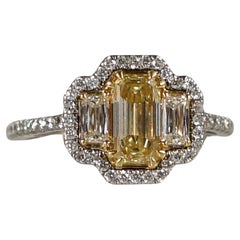 1.7 Karat natürlicher gelber Diamant-Halo-Ring aus 18 Karat Weißgold mit 3 Steinen im Criss-Schliff
