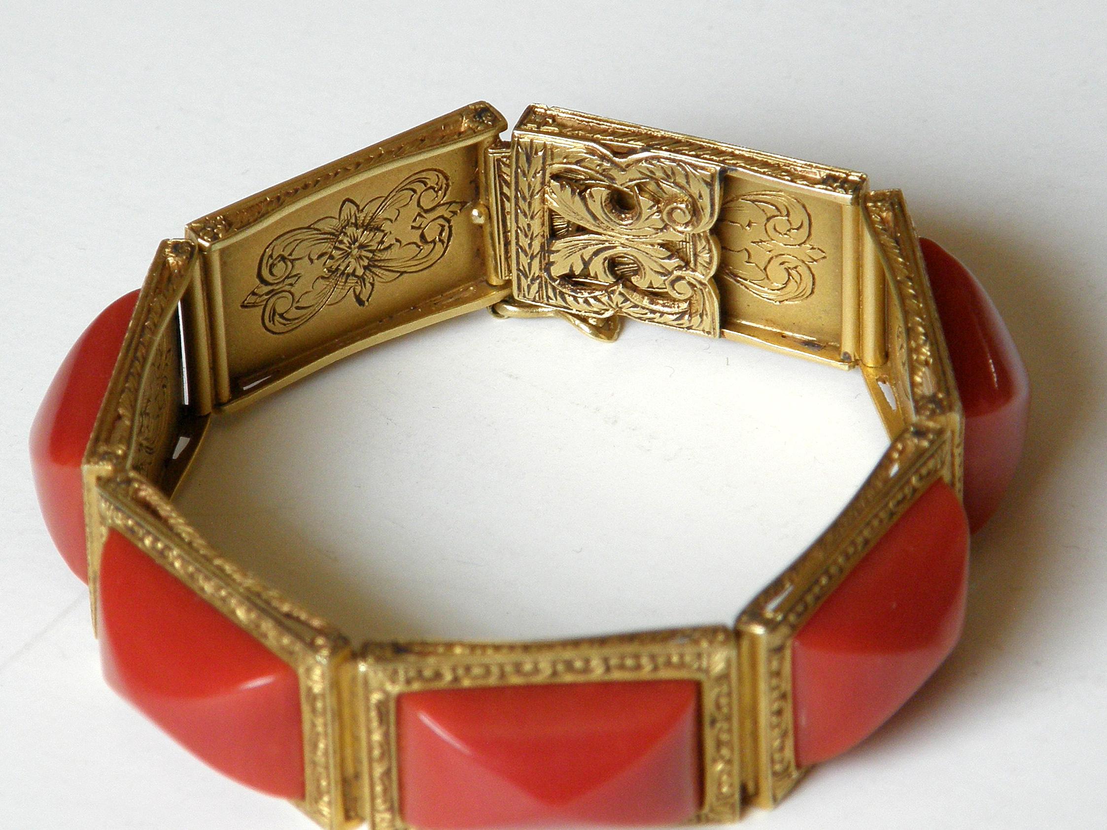 17K Gold Link Bracelet with Floral Engraving and Pyramid Cabochon Stones In Good Condition For Sale In Chicago, IL