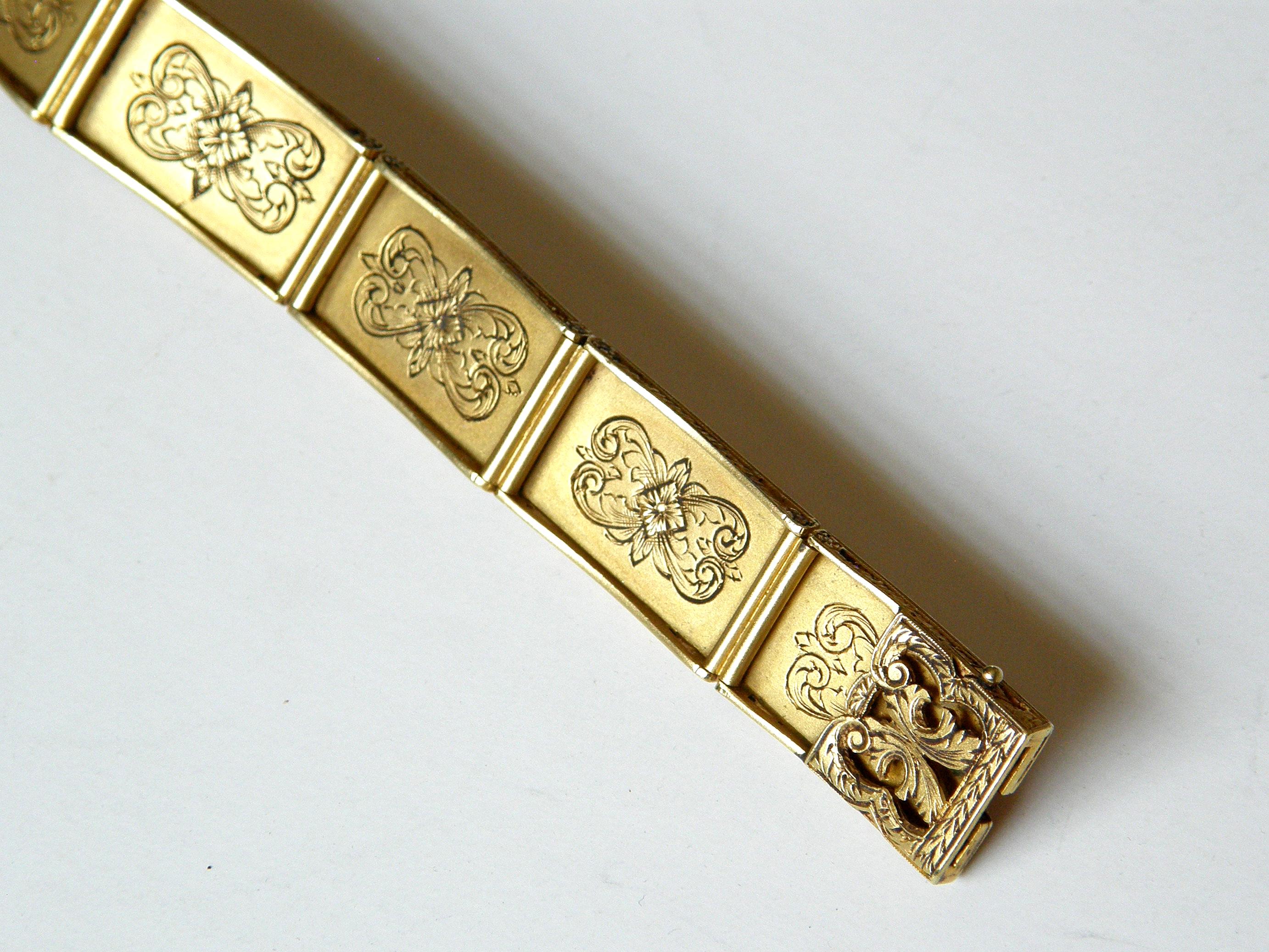 17K Gold Link Bracelet with Floral Engraving and Pyramid Cabochon Stones For Sale 2