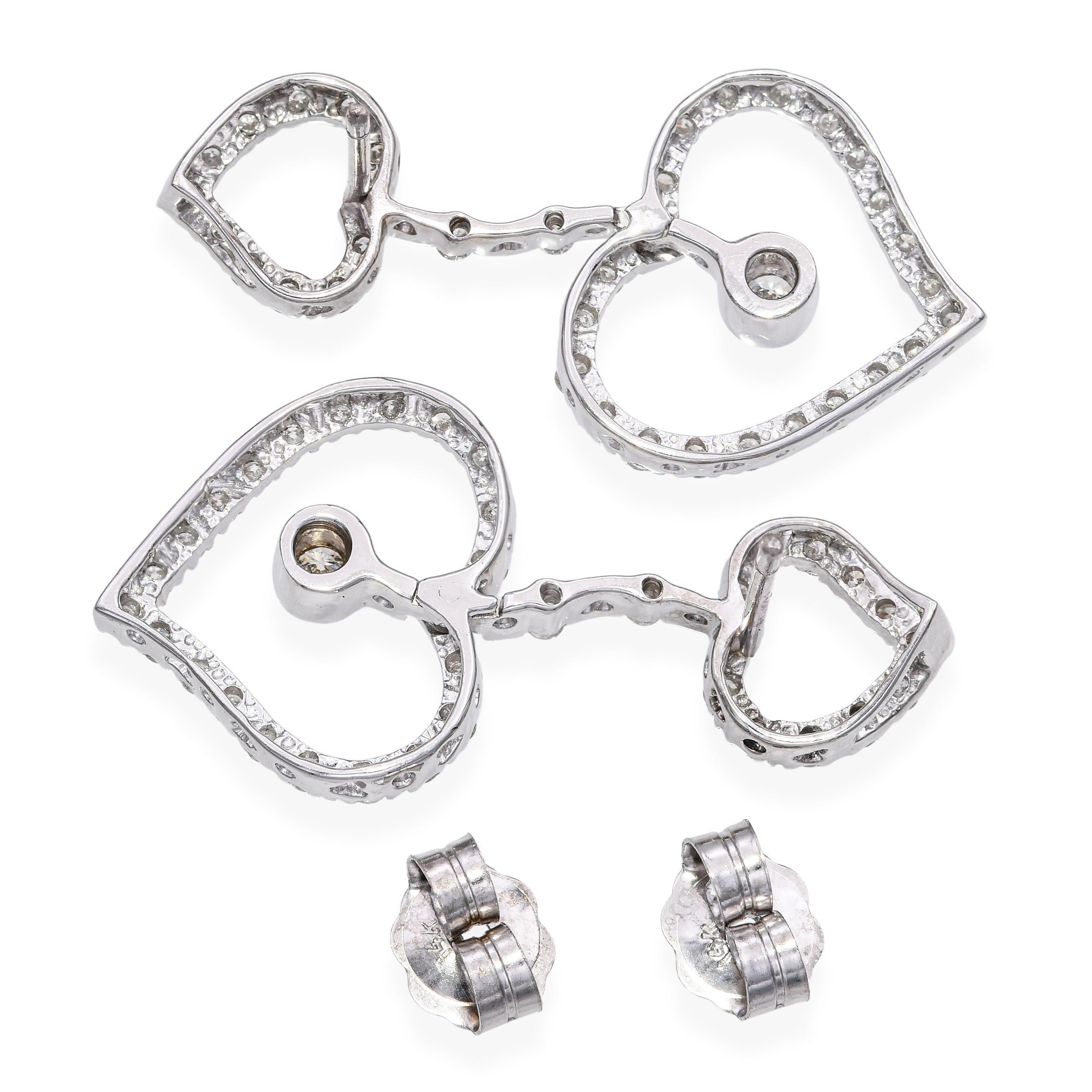 Questi splendidi orecchini in oro bianco rodiato a 17 carati presentano un intramontabile design a forma di cuore ornato da 1,26 carati totali di diamanti brillanti. Le pietre sono incastonate con precisione per massimizzare lo scintillio e la