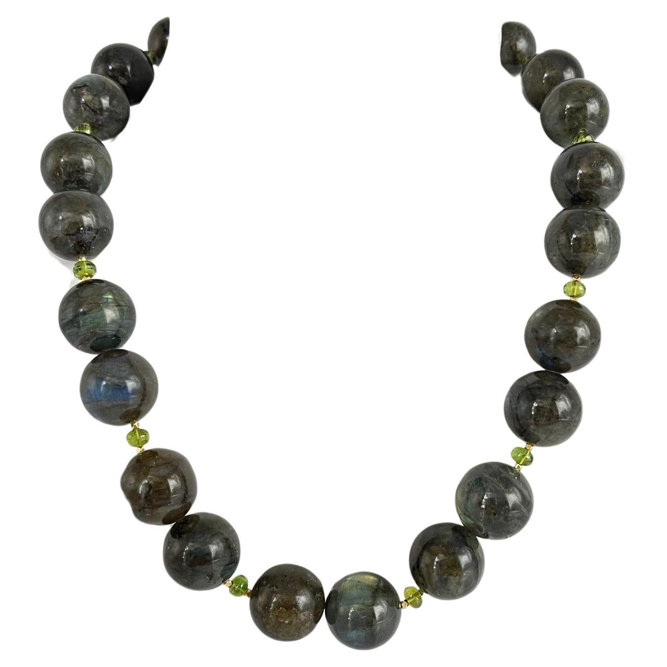 17 mm Labradorit-Perlenkette mit Peridot-Akzenten und Goldverschluss, 19,5 Zoll