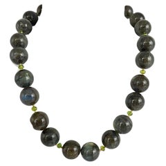 17 mm Labradorit-Perlenkette mit Peridot-Akzenten und Goldverschluss, 19,5 Zoll