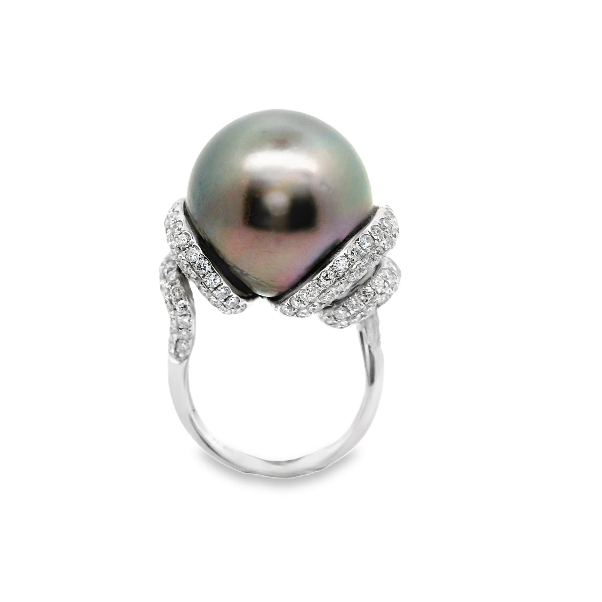 Eine exquisite und seltene Perle, die erstaunliche 17 mm misst, steht im Mittelpunkt! Es ist sehr schwierig, eine Perle mit einer Größe von 15 mm zu finden. Mollusken sind einfach nicht groß genug, um eine Perle dieser Größe zu züchten. Eine