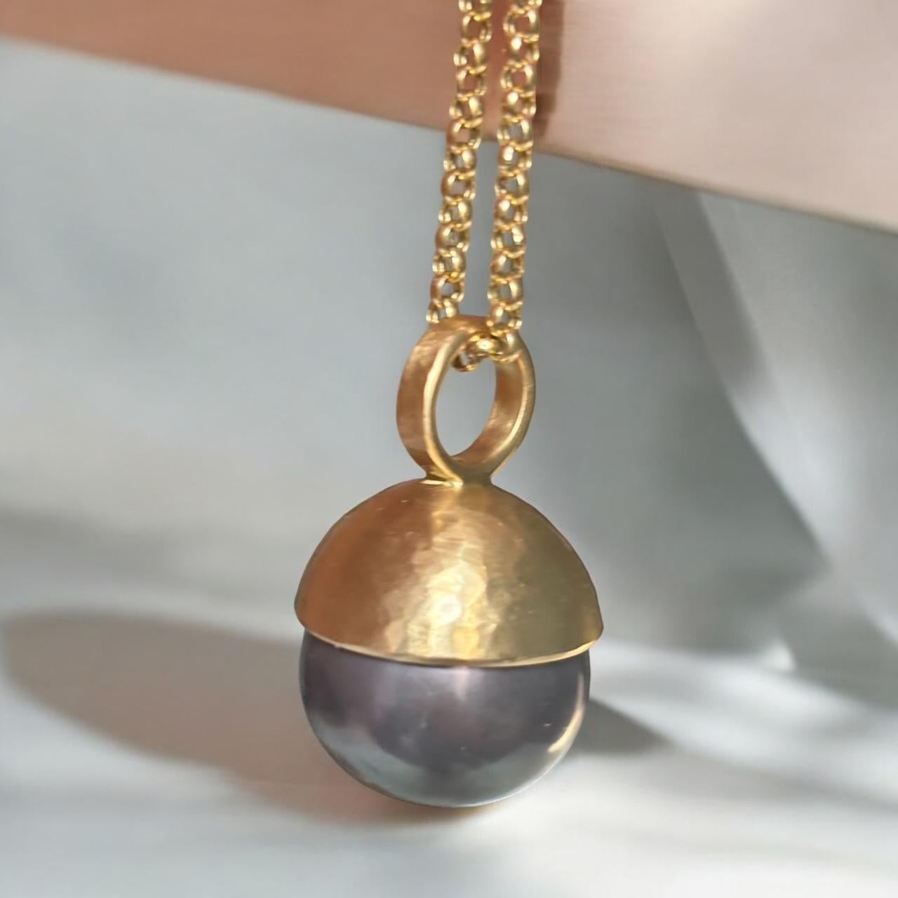 Contemporaneo Ciondolo di perla tahitiana da 17 mm con CAP e cappa in oro 14 carati in vendita