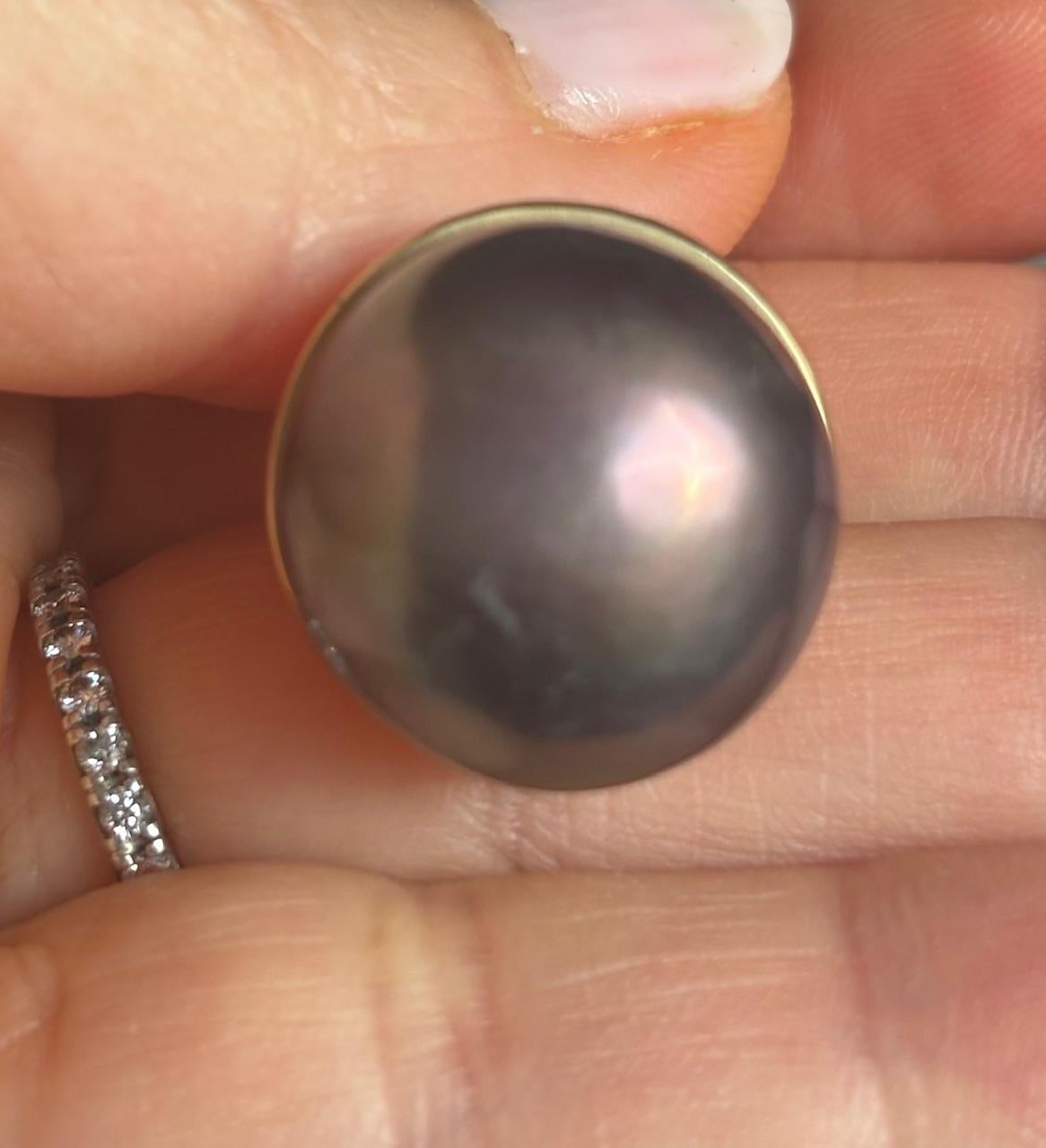 Taglio rotondo Ciondolo di perla tahitiana da 17 mm con CAP e cappa in oro 14 carati in vendita