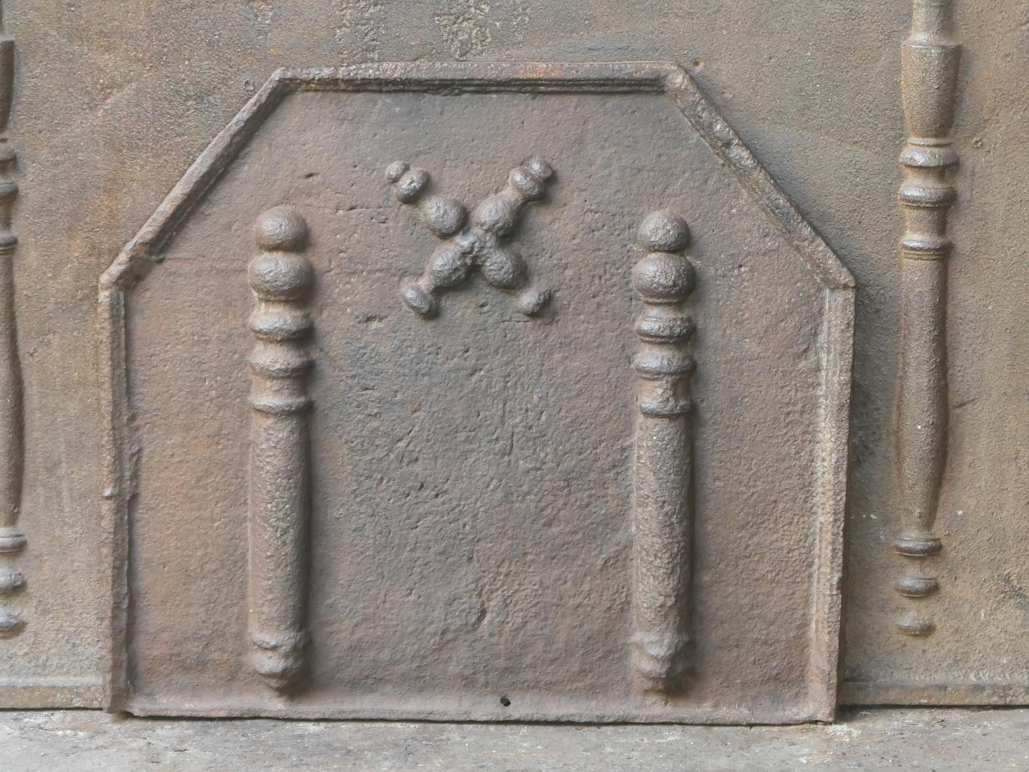 17th-18th C. Louis XIV 'Pillars with Saint Andrew's Cross' Fireback / Backsplash In Good Condition For Sale In Soest, NL