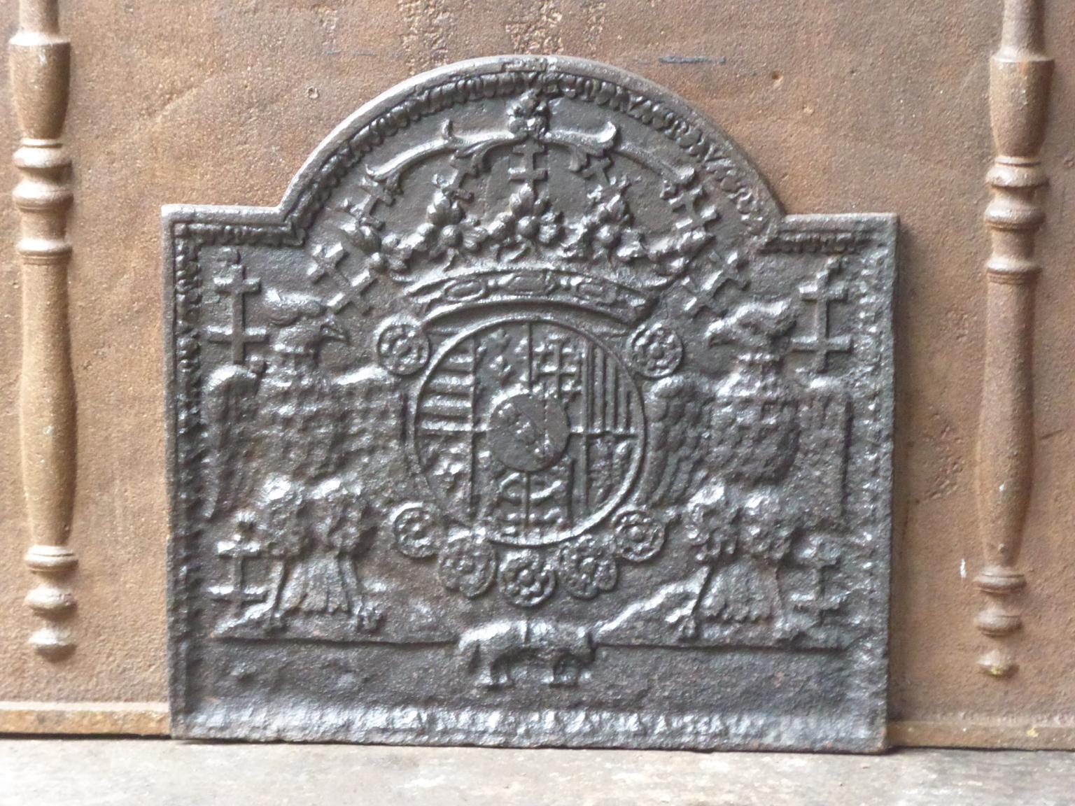 Plaque de cheminée Renaissance française des XVIIe et XVIIIe siècles aux armes de Léopold Ier, duc de Lorrain. Les bras sont entourés d'une chaîne représentant la Toison d'or. Le symbole de cet ordre est une petite toison d'or représentant la tête