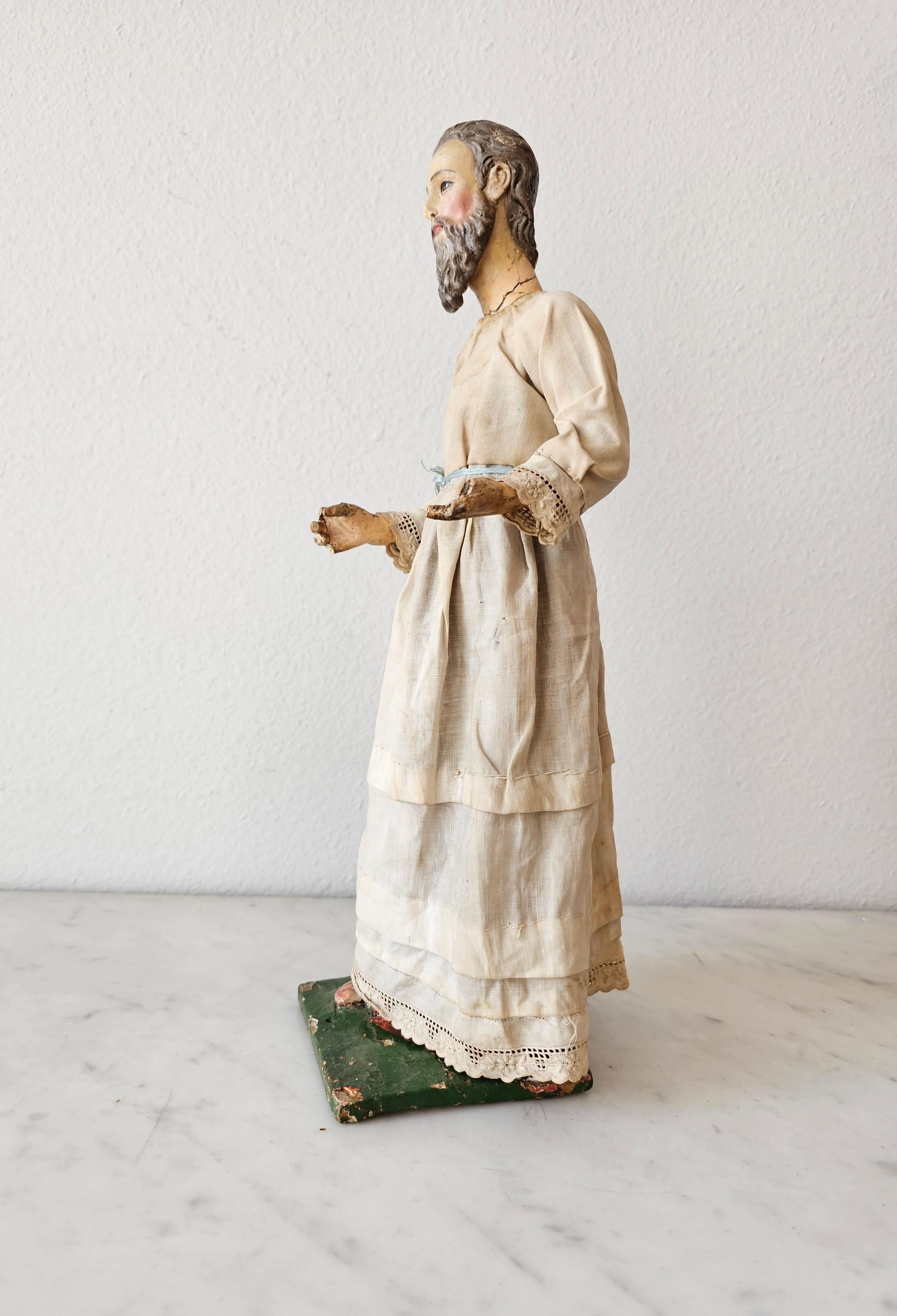 Geschnitzte polychrome Santo-Altarstatue aus dem 17./18. Jahrhundert aus der Barockzeit (Europäisch) im Angebot