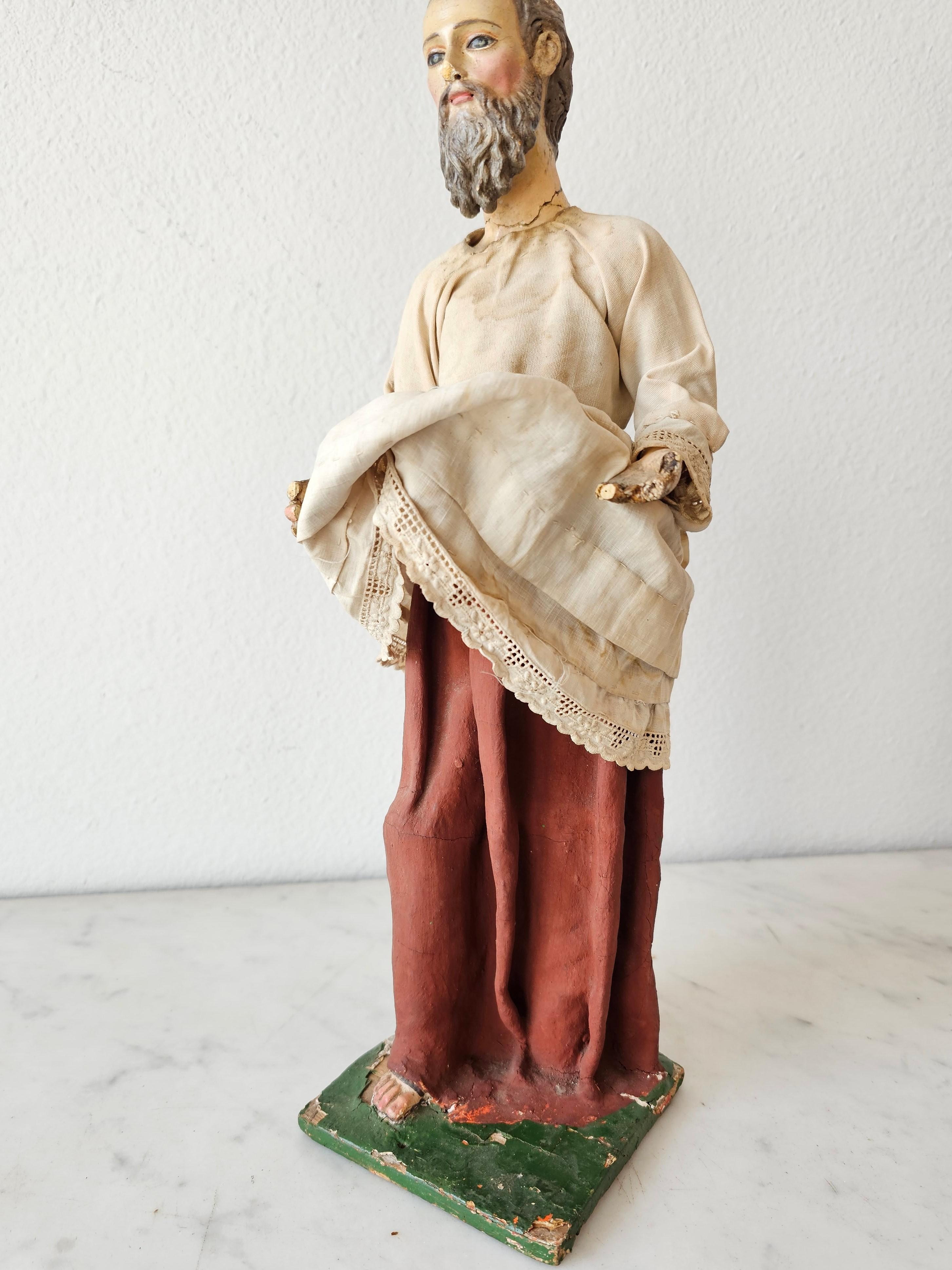 Geschnitzte polychrome Santo-Altarstatue aus dem 17./18. Jahrhundert aus der Barockzeit im Zustand „Gut“ im Angebot in Forney, TX