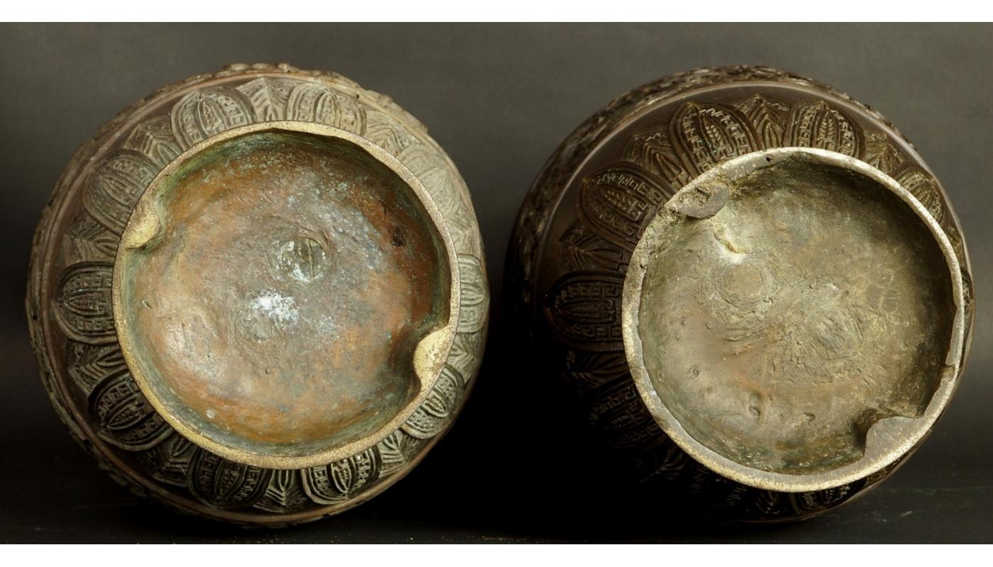 17th-18th Century China Pair of Bronze Vases Qing Dynasty For Sale 10