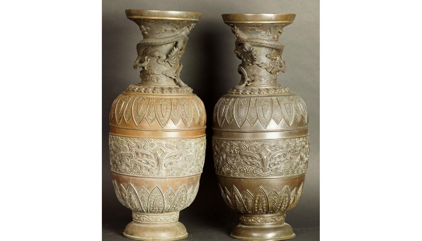 17th-18th century China pair of bronze vases Qing Dynasty
A pair of symmetrical decorative vases. Belly with a relief, geometric ornamentation, typical of archaic art. A long neck braided with an almost full-fledged image of the dragon. The dishes