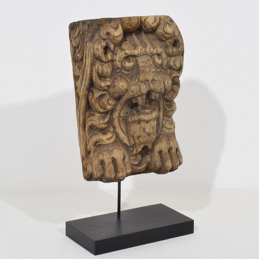 Baroque 17th-18th Century Dutch Carved Oak Lion Fragment For Sale