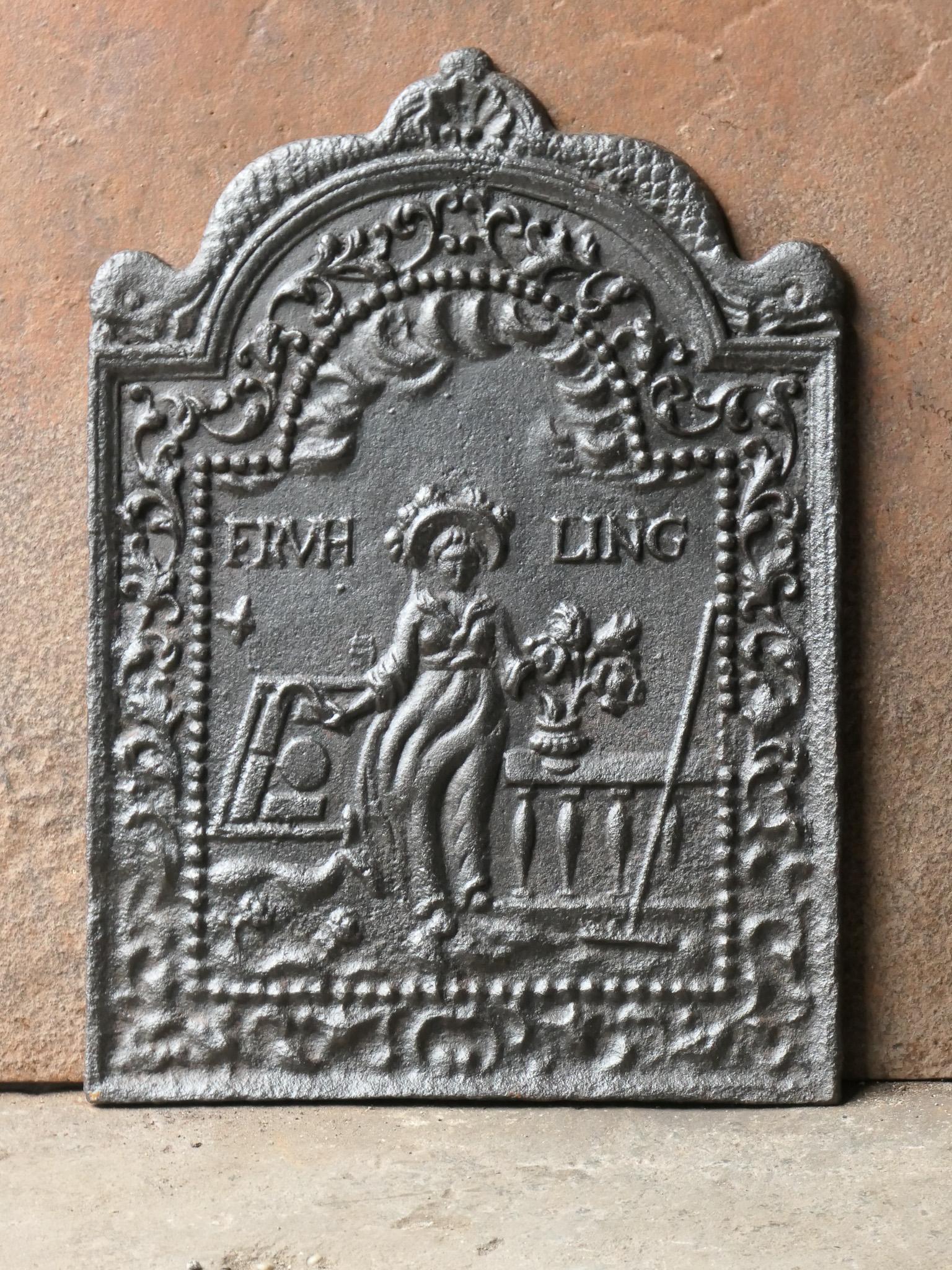 Niederländischer Louis XIV-Feuerboden mit einer Allegorie des Frühlings. Der Kaminboden stammt aus dem 17. oder frühen 18. Jahrhundert. 

Die Feuerrückwand ist aus Gusseisen und hat eine schwarze / zinnfarbene Patina. Die Kaminrückwand ist in