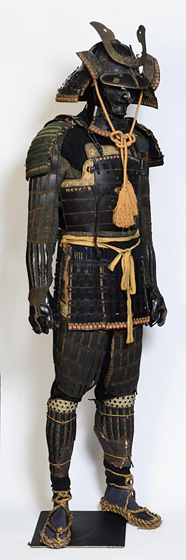17th-18th Century, Edo, A Set of Japanese Samurai Armor In Good Condition For Sale In Sampantawong, TH