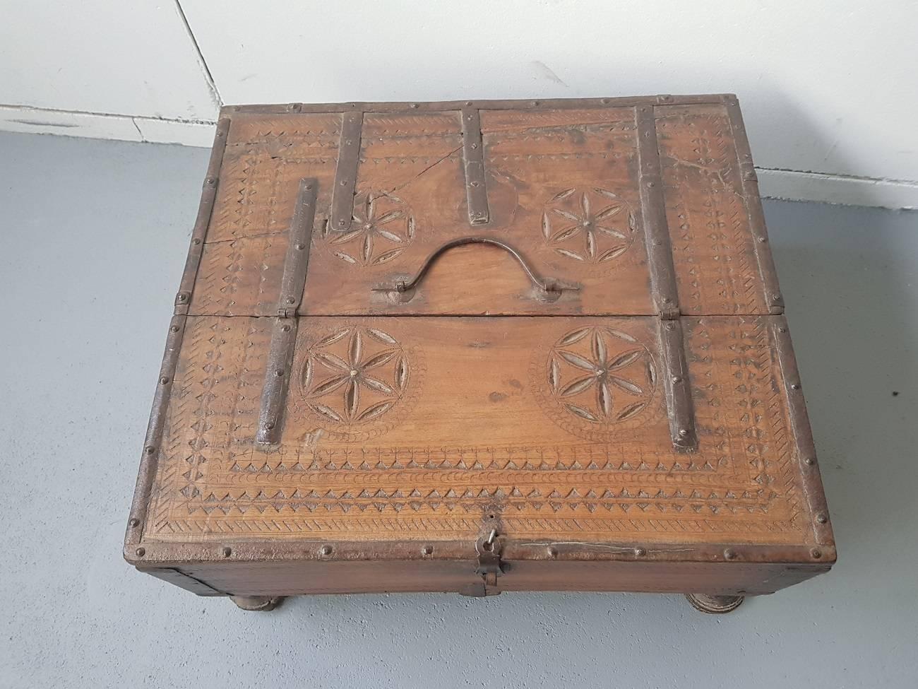 17th-18th century Franco- Flemish spice/salt box, with lift up lid over a rectangular body set on four turned feet, all-over wheel carvings, oak body with pine secondary wood, old varnish finish over a dark surface.

The measurements are,
Depth