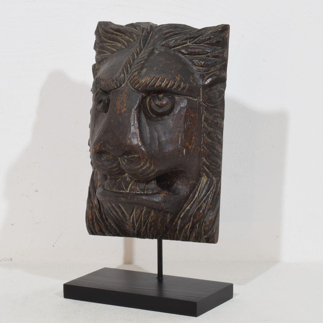 Preciosa cabeza de león de madera tallada a mano con una gran pátina debido a su extrema antigüedad.
Francia hacia 1650-1750
Las medidas incluyen la base de madera. 
H:31cm  Anch:17cm Prof:12cm 