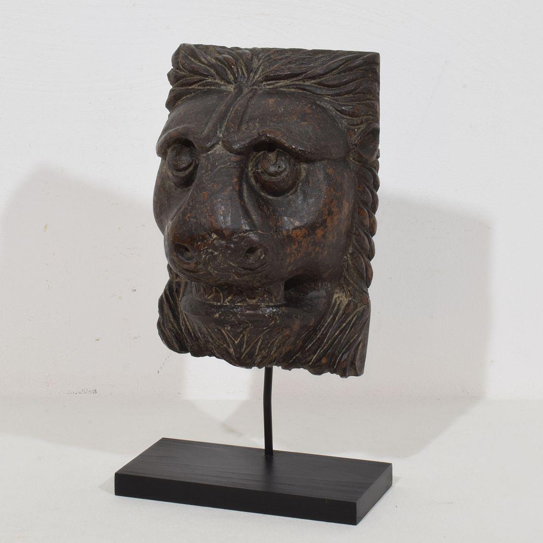 Wunderschöner handgeschnitzter hölzerner Löwenkopf, der aufgrund seines hohen Alters eine tolle Patina aufweist.
Frankreich um 1650-1750
Verwittert. Die Maße umfassen den Holzsockel. 
H:32,5cm  B:18,5cm T:15cm 