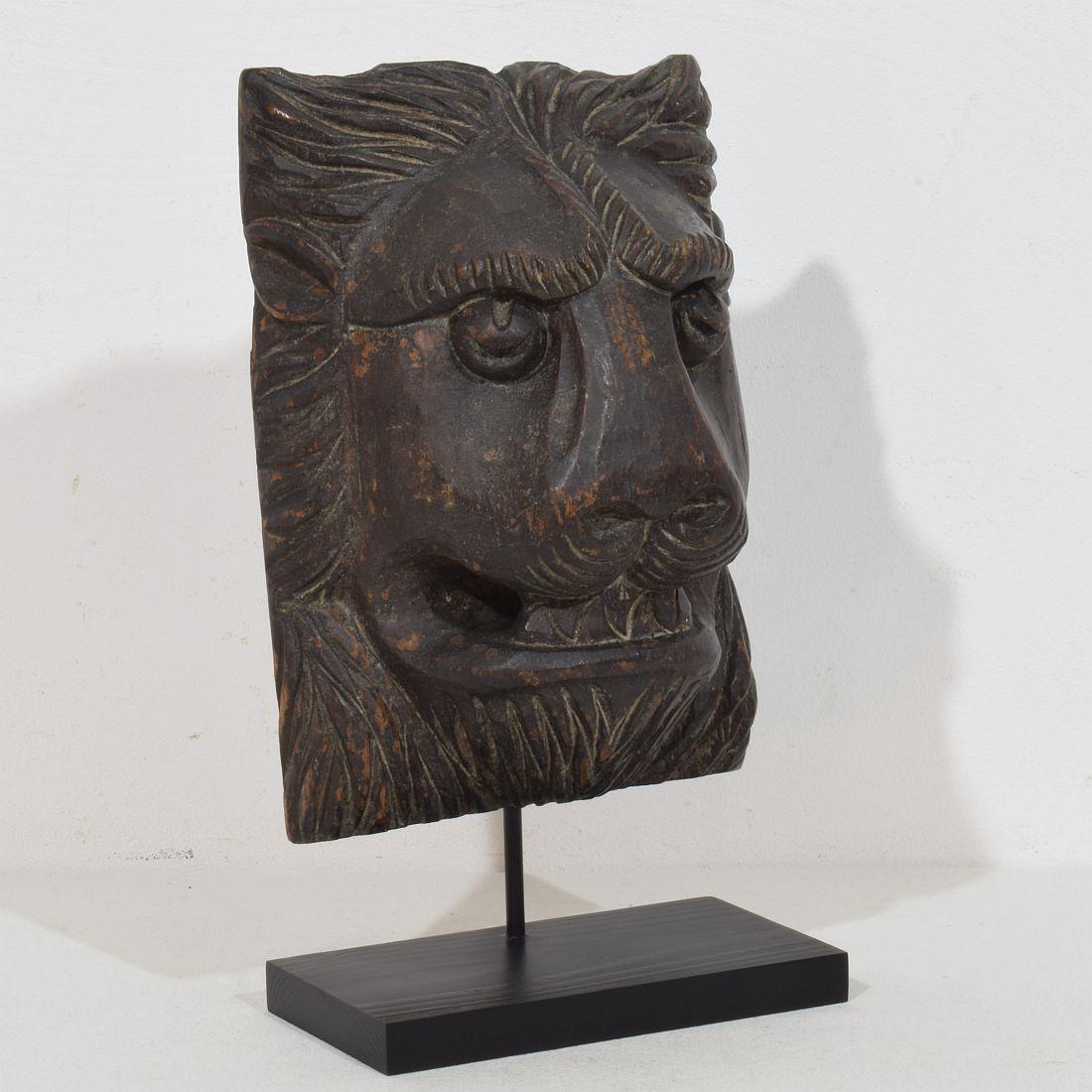 Cabeza de león de madera tallada francesa de los siglos XVII-XVIII Rústico en venta