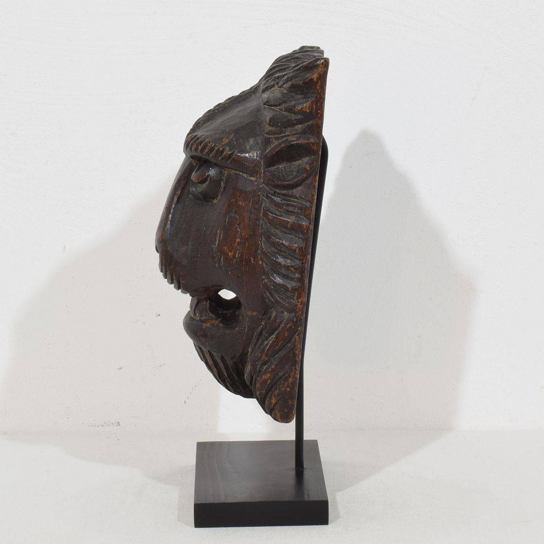 Cabeza de león de madera tallada francesa de los siglos XVII-XVIII en Bueno estado para la venta en Buisson, FR