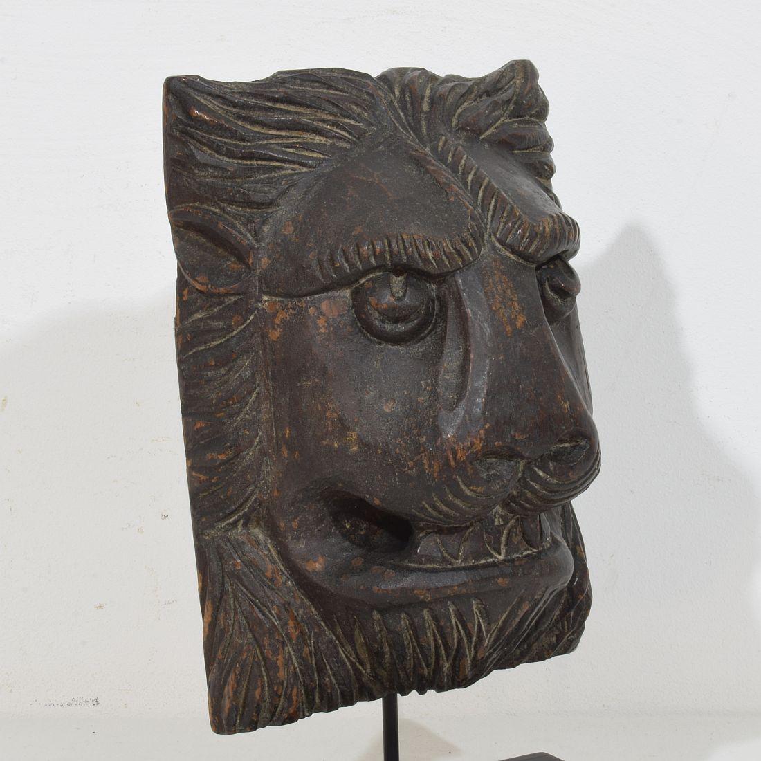 Cabeza de león de madera tallada francesa de los siglos XVII-XVIII en venta 1