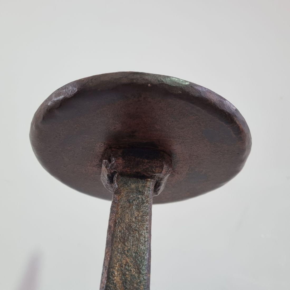 Portacandele francese del XVII-XVIII secolo in ferro forgiato a mano in vendita 6
