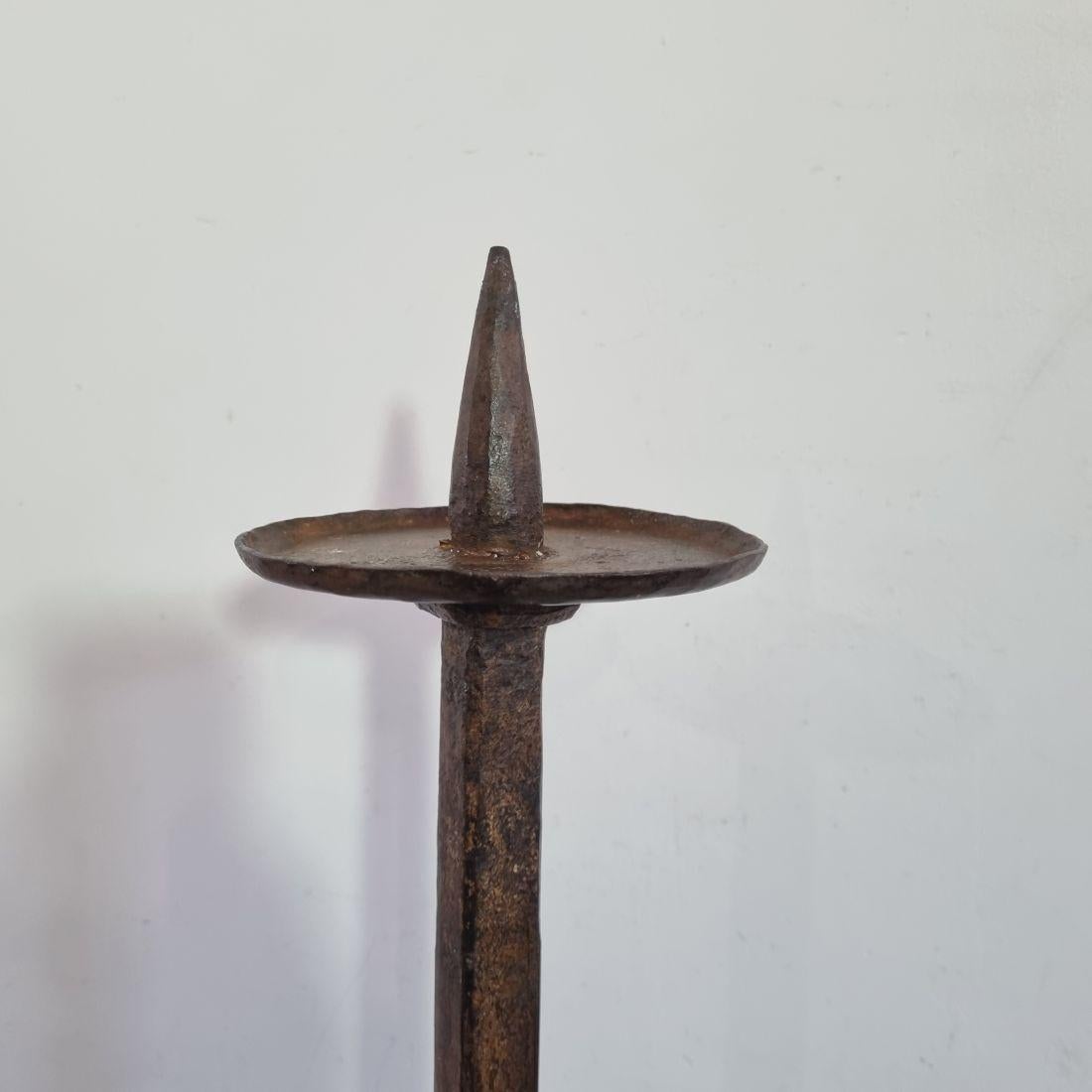Portacandele francese del XVII-XVIII secolo in ferro forgiato a mano in vendita 7