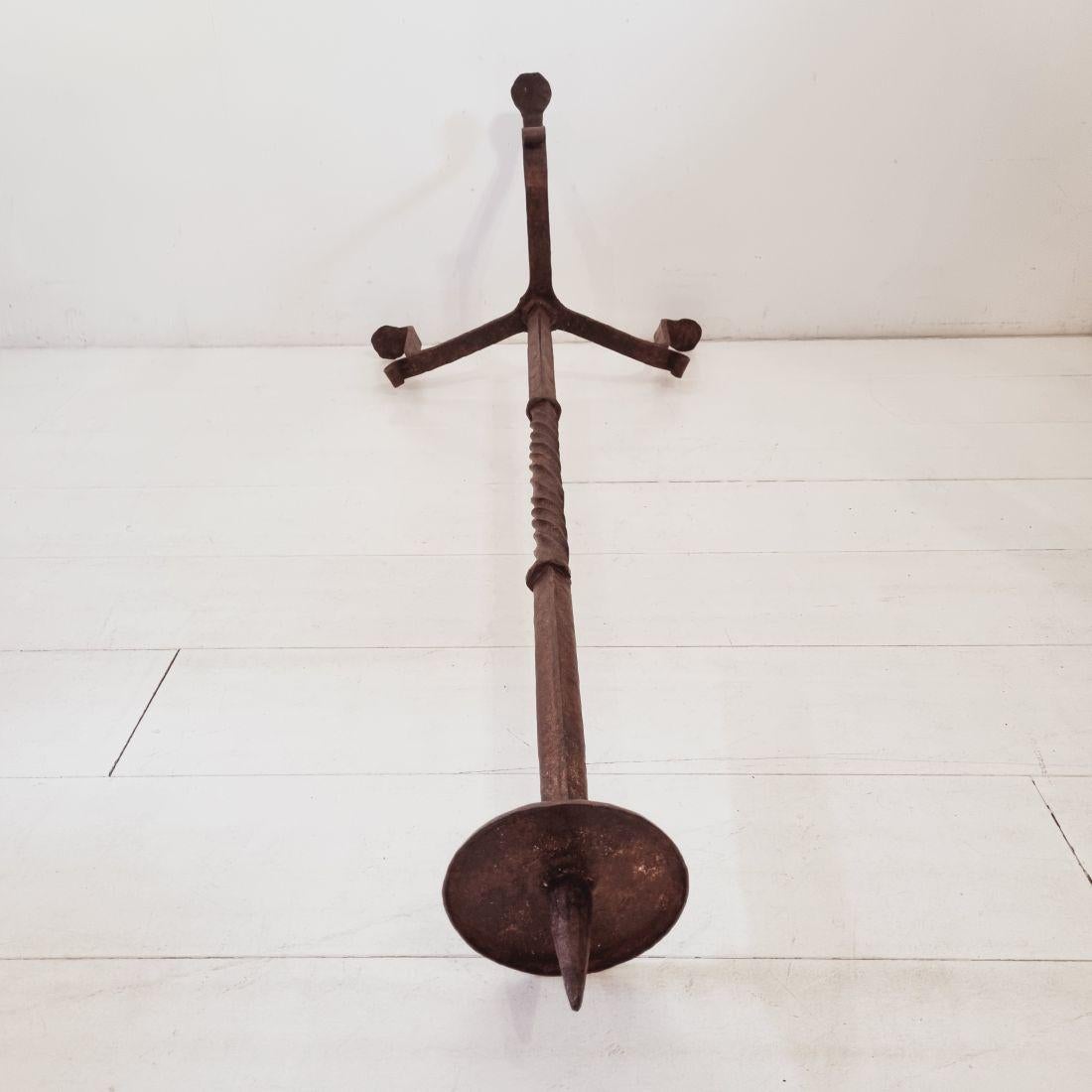 Portacandele francese del XVII-XVIII secolo in ferro forgiato a mano in vendita 11