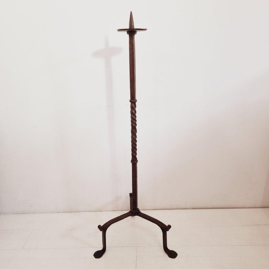 Spettacolare portacandele in ferro forgiato a mano con una bellissima patina
Francia, circa 1650-1750
Buone condizioni, ma con segni del tempo.
