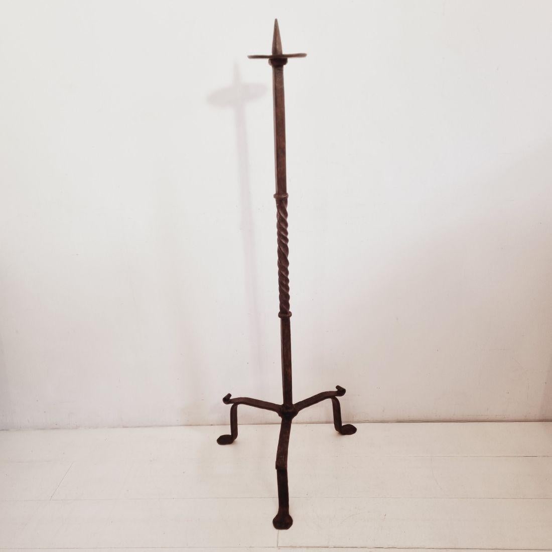 17th-18th Century French Hand Forged Iron Candleholder In Good Condition For Sale In Buisson, FR