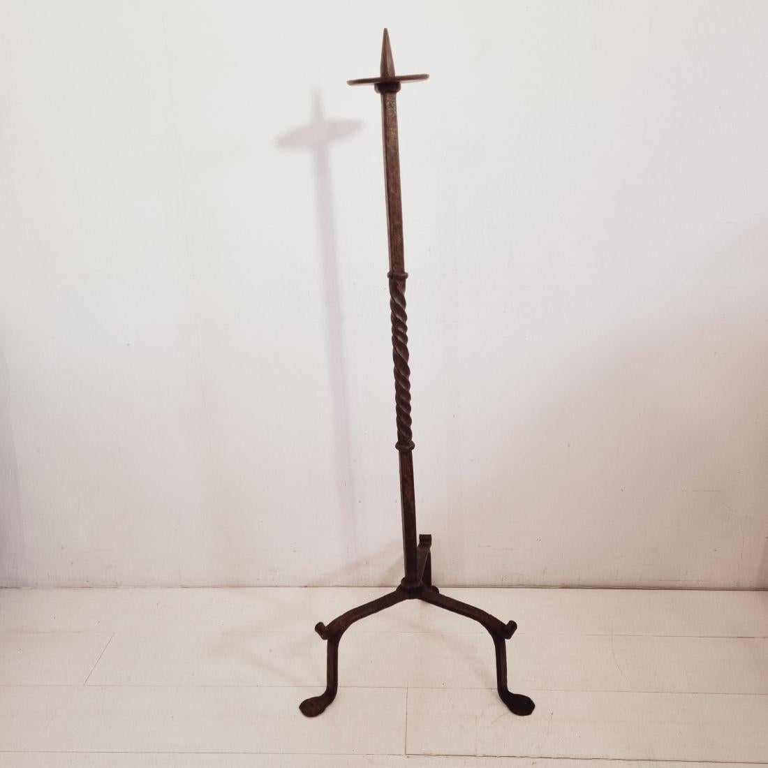 Portacandele francese del XVII-XVIII secolo in ferro forgiato a mano In condizioni buone in vendita a Buisson, FR