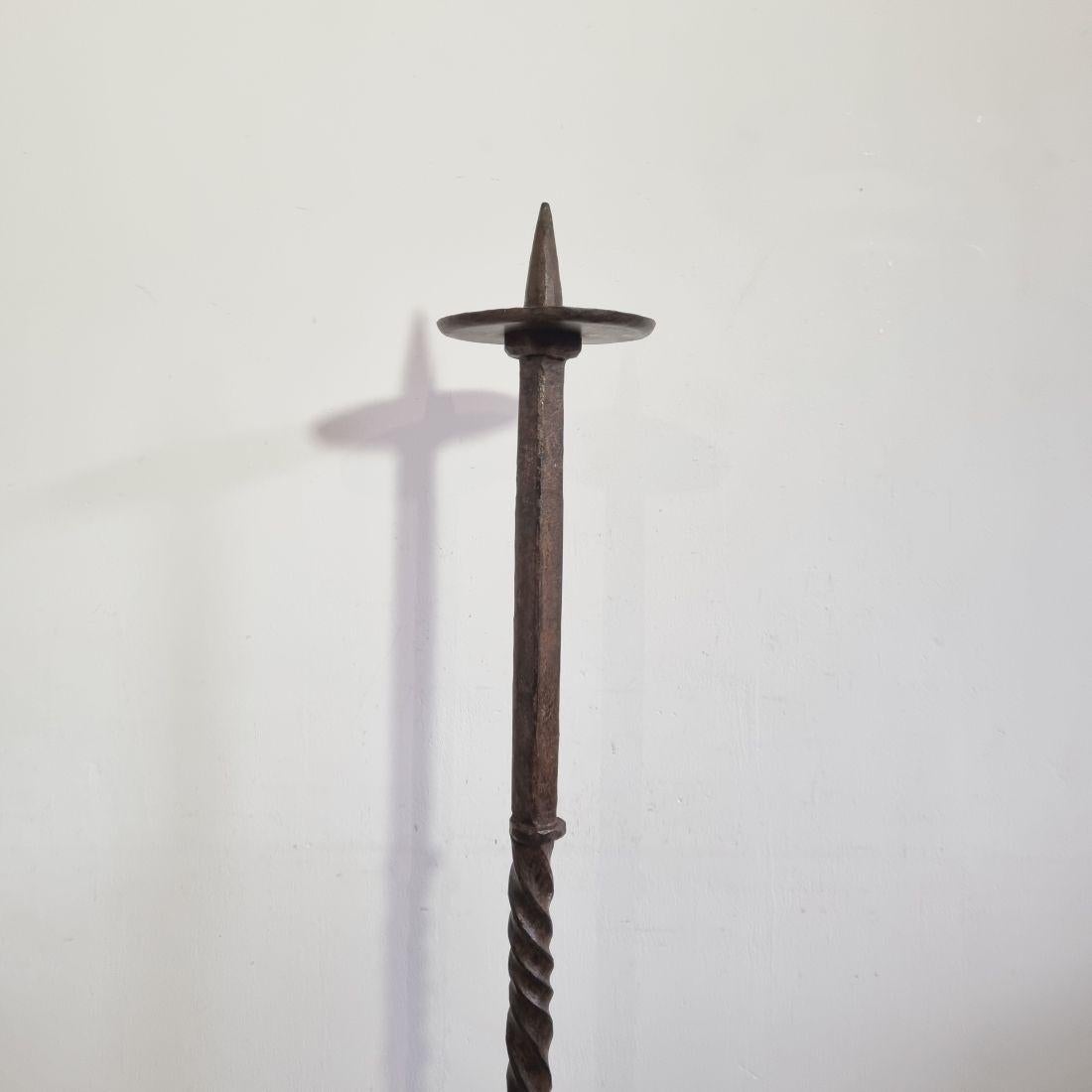 Fino al XVIII secolo Portacandele francese del XVII-XVIII secolo in ferro forgiato a mano in vendita