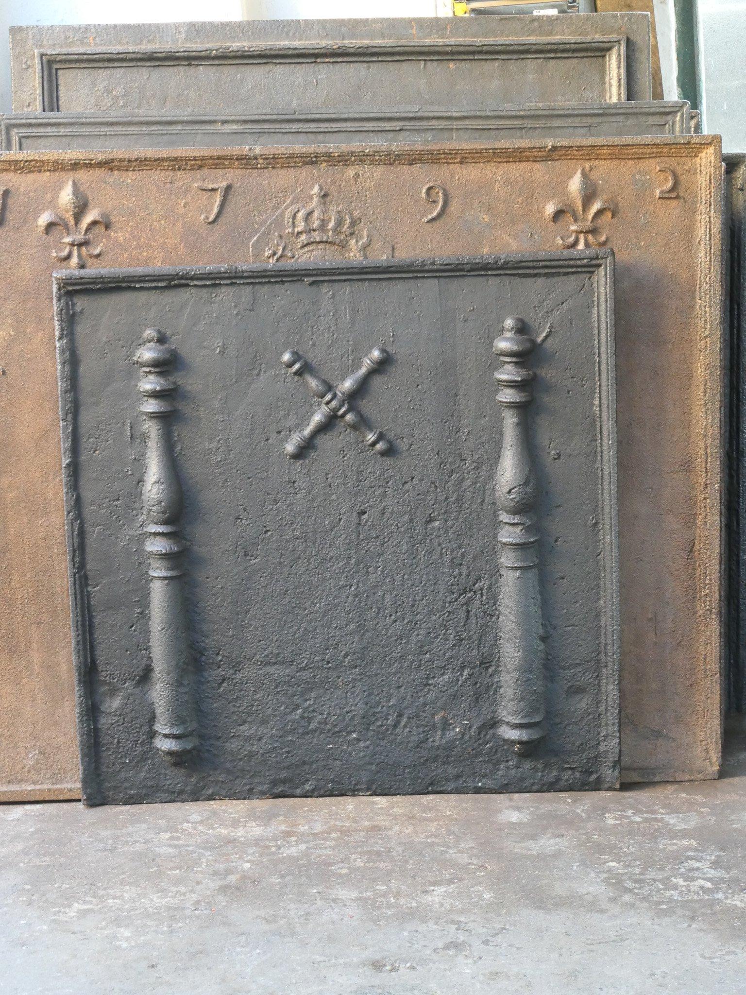 Bellissimo parafuoco francese della fine del XVII o dell'inizio del XVIII secolo con croce di Sant'Andrea e due colonne d'Ercole. Si dice che Sant'Andrea sia stato martirizzato su una croce di questa forma. Da allora la croce è un segno di umiltà e