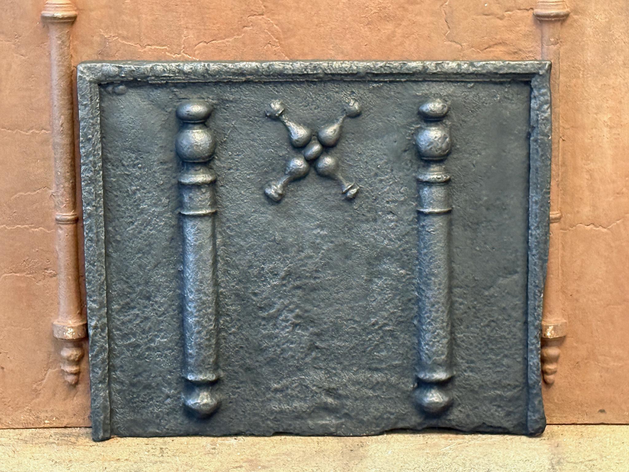 Plaque de cheminée française de la fin du XVIIe ou du début du XVIIIe siècle, ornée d'une croix de Saint-André et de deux colonnes d'Hercule. Saint André aurait été martyrisé sur une croix de cette forme. La croix est depuis lors un signe d'humilité