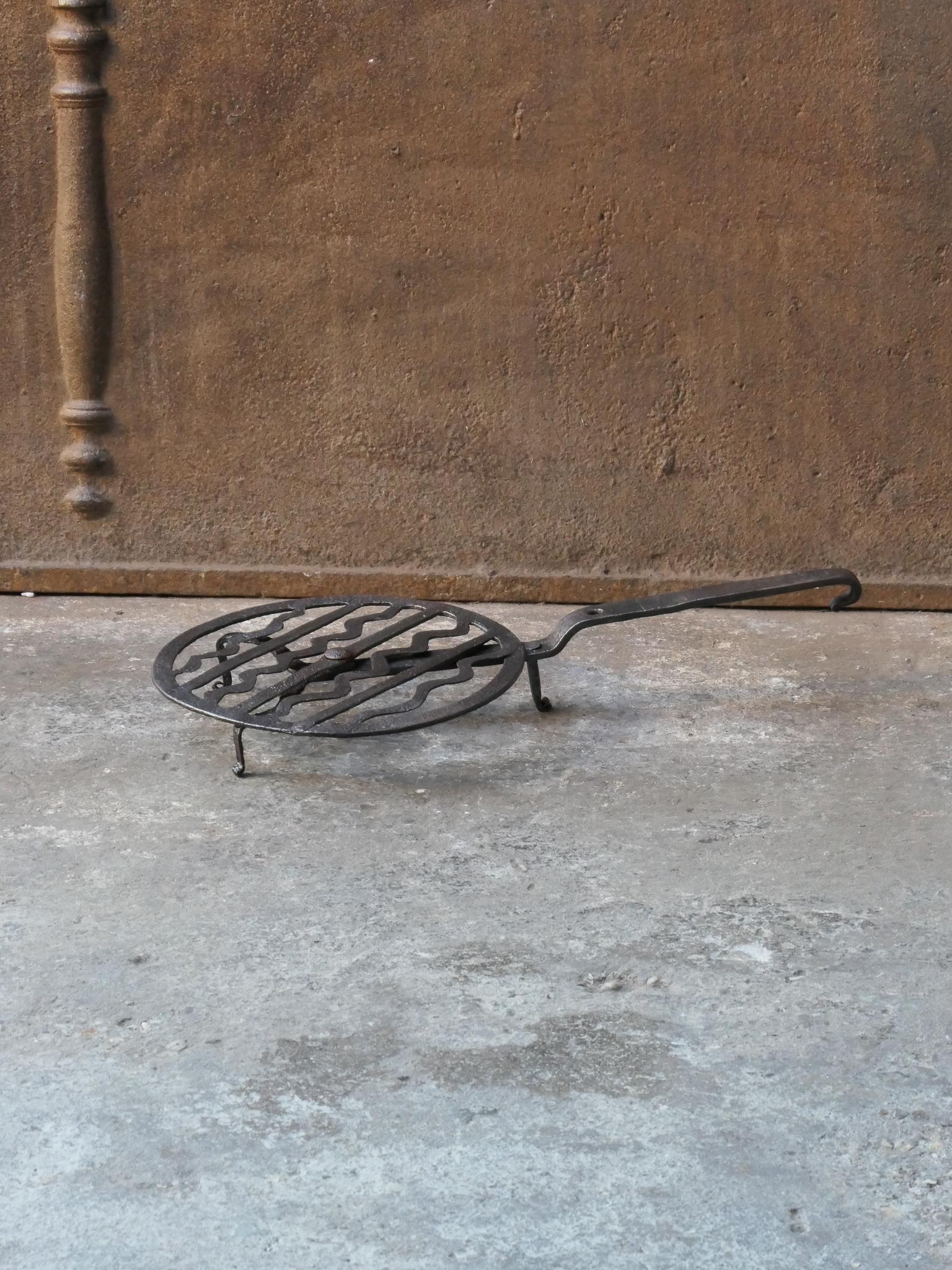 17th - 18th Century French Louis XV rotating gridiron made of wrought iron. It was used to prepare small pieces of meat quickly over the fire. Sometimes they were put in the fire or else on a trivet, depending on the size of the fire. The gridiron