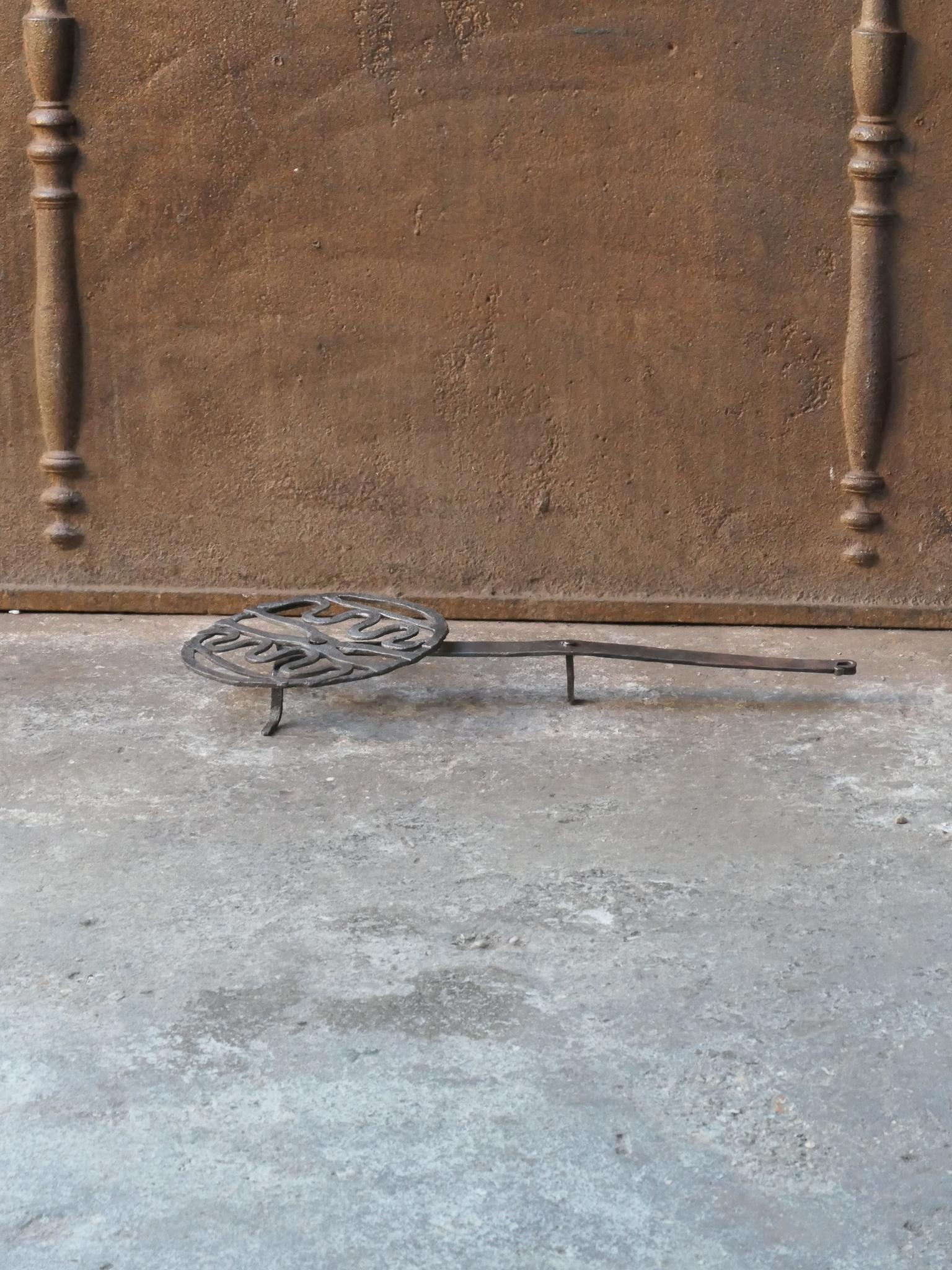 17th - 18th Century French rotating gridiron made of wrought iron. It was used to prepare small pieces of meat quickly over the fire. Sometimes they were put in the fire or else on a trivet, depending on the size of the fire. The gridiron is in a