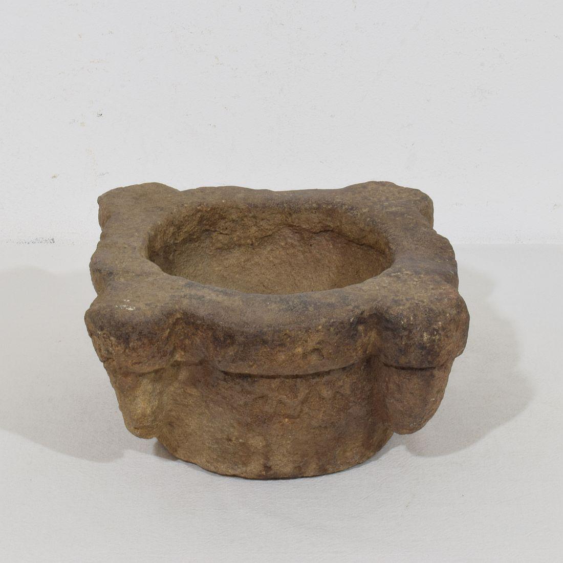 Sculpté à la main Mortier et pilon en grès français du 17e-18e siècle en vente