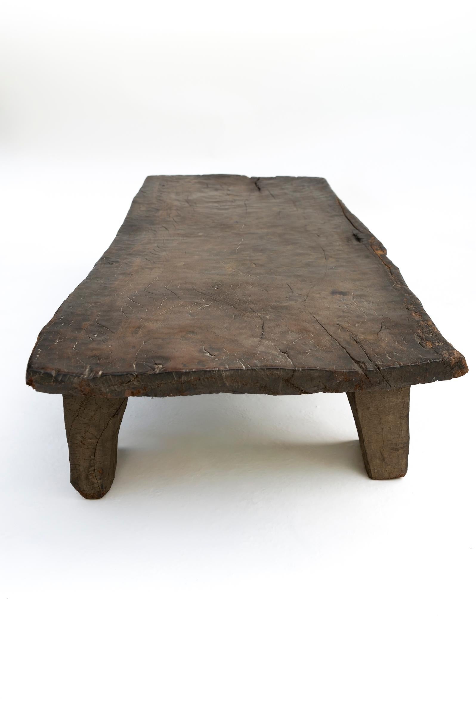 Lit ou banc / table Naga du 17e au 18e siècle, sculpté à la main Nagaland, Inde en vente 3